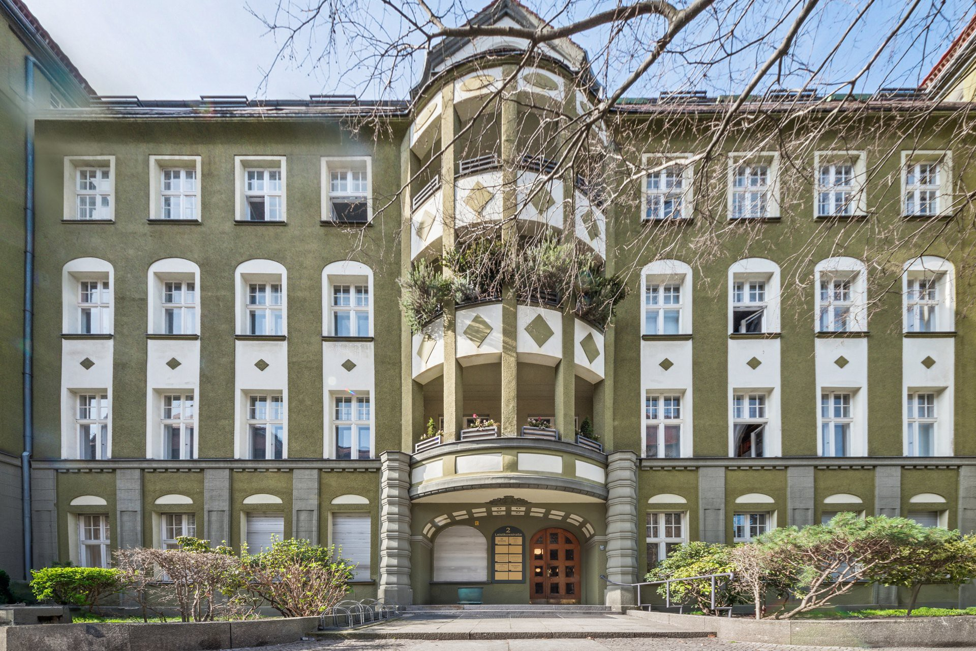 Wohnen über den Dächern von Westend - Altbauflair trifft Großstadtgefühl