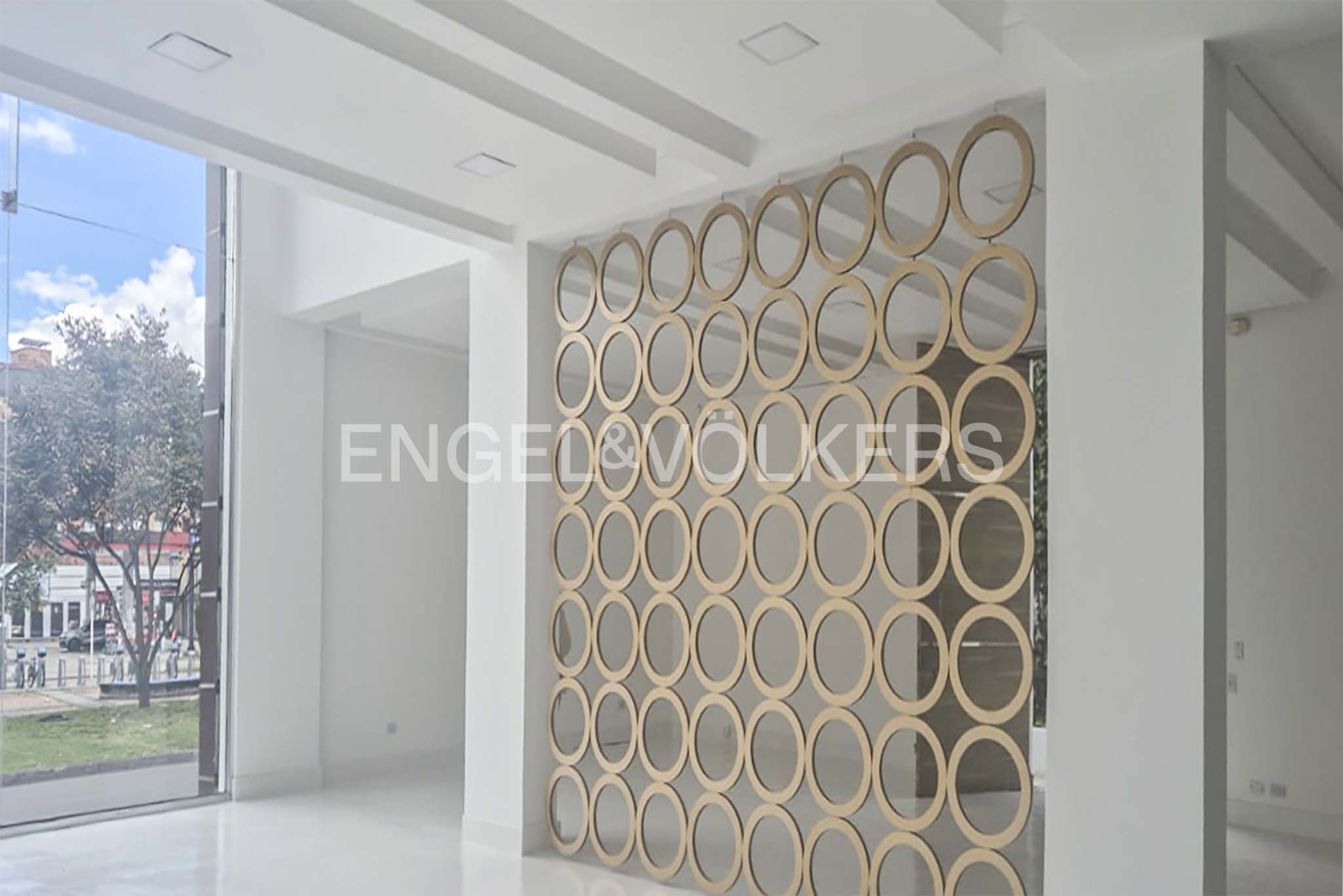 Arriendo local esquinero de lujo sobre la avenida pepe sierra