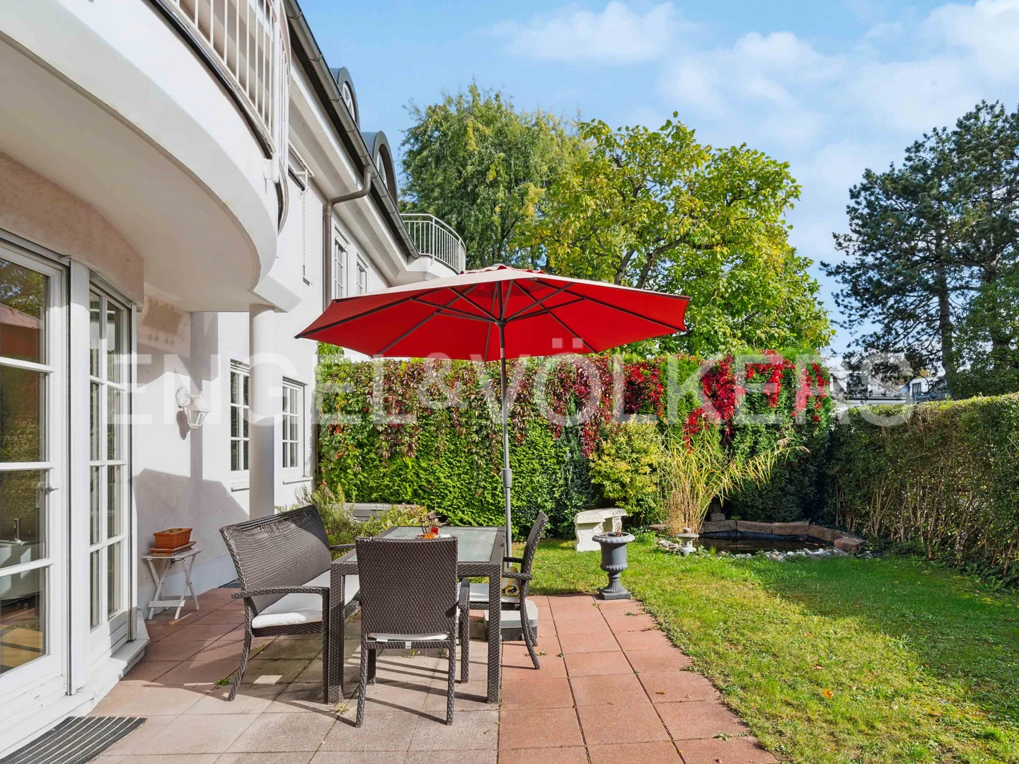 Garden magic in Solln: Light-flooded 3.5 room apartment with additional living space in the lower area