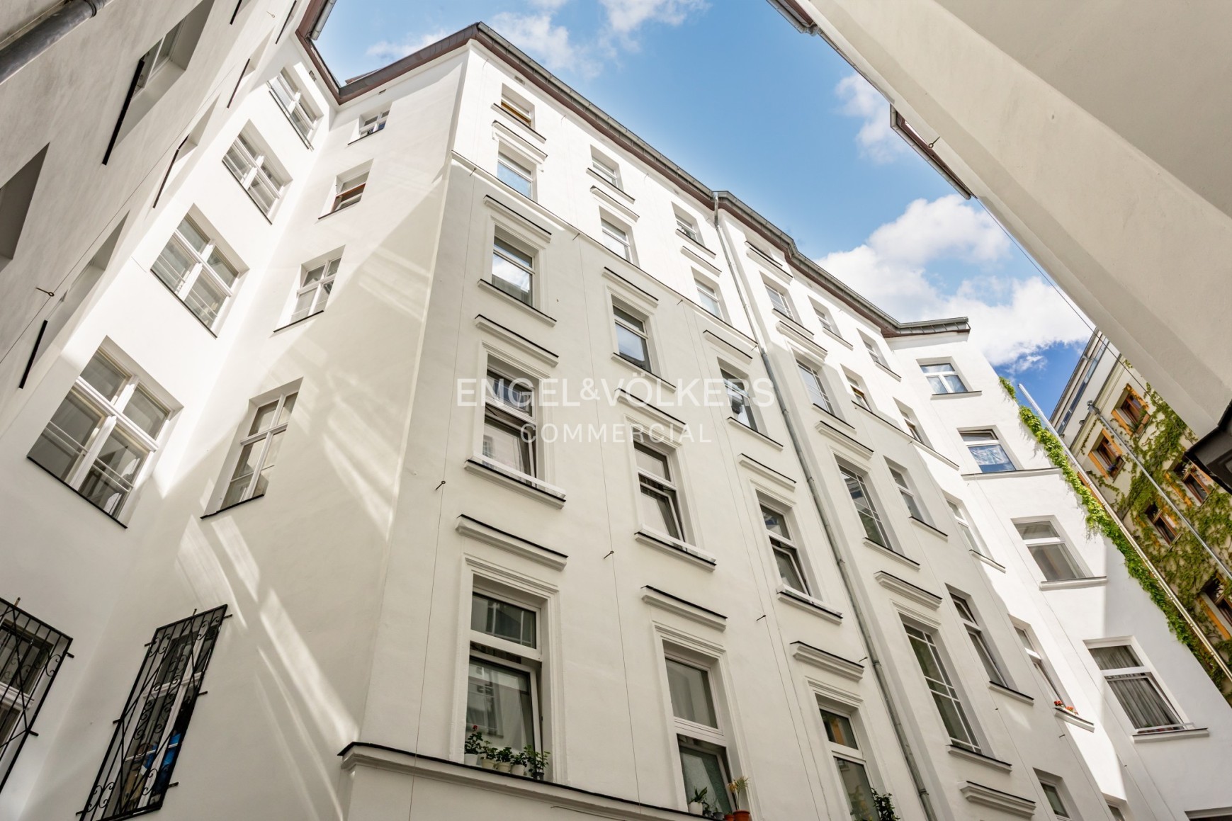 Well-maintained residential and commercial building with development potential on Yorckstraße