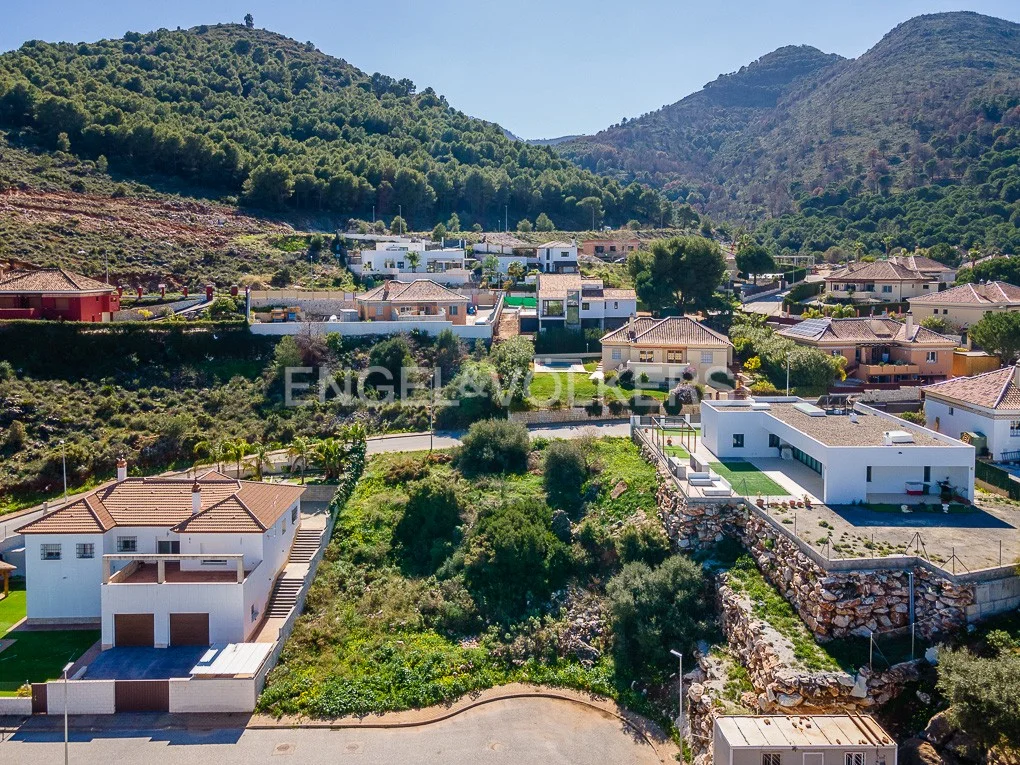 Parcela con vistas panorámicas en los Altos de Pinos de Alhaurín/ Málaga