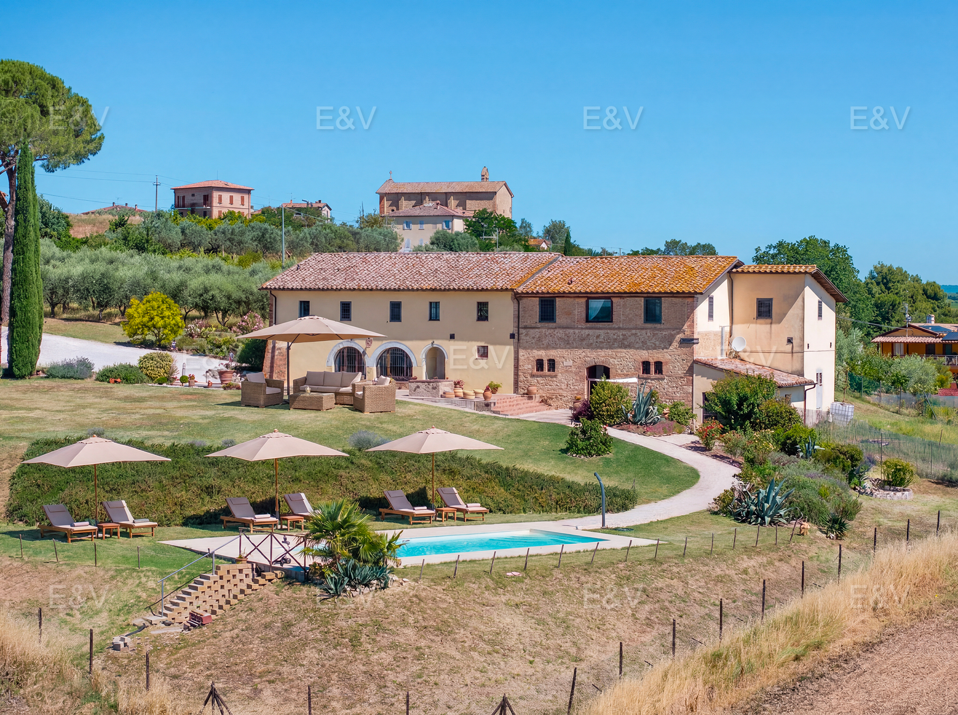Farmhouse with pool and panoramic views of the Marsciano hills