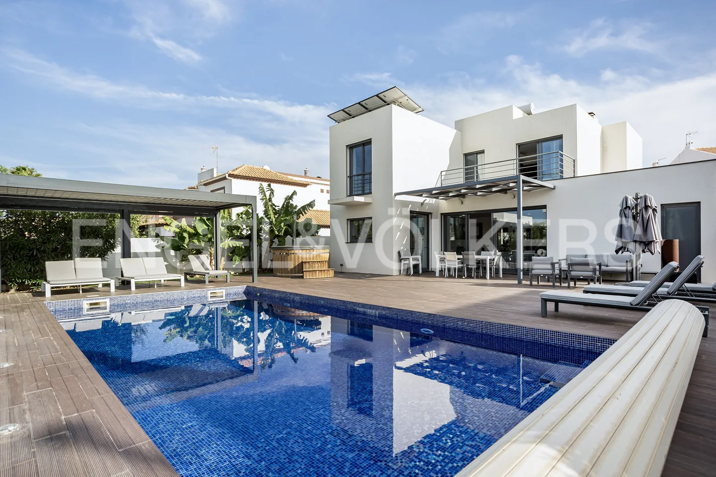 4 Bedroom Modern Villa with Heated Pool