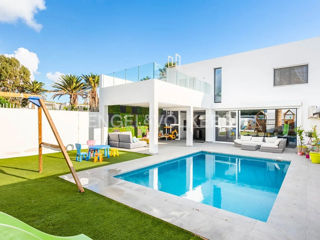 Villa minimalista con piscina