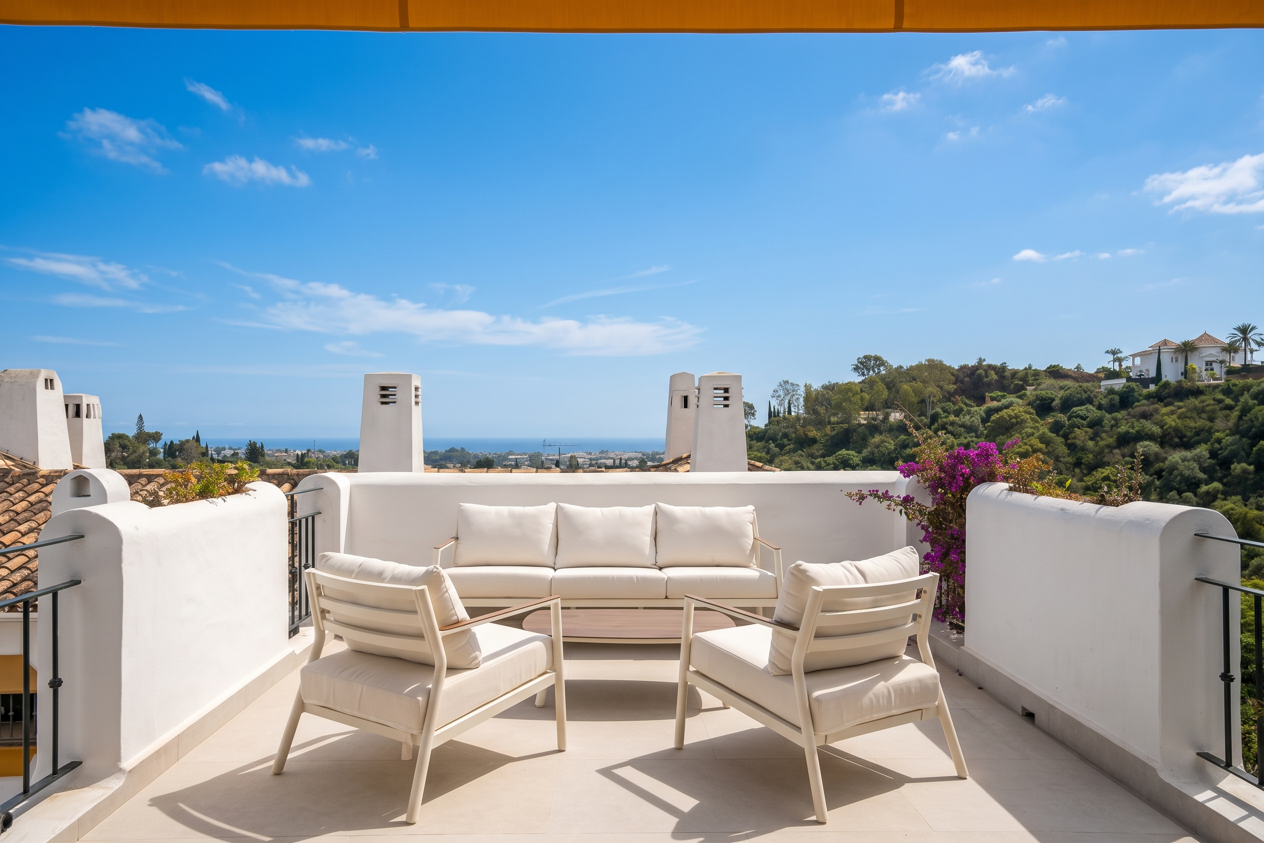 Bezugsfertige Wohnung mit Panoramablick aufs Meer in Los Arqueros, Benahavís