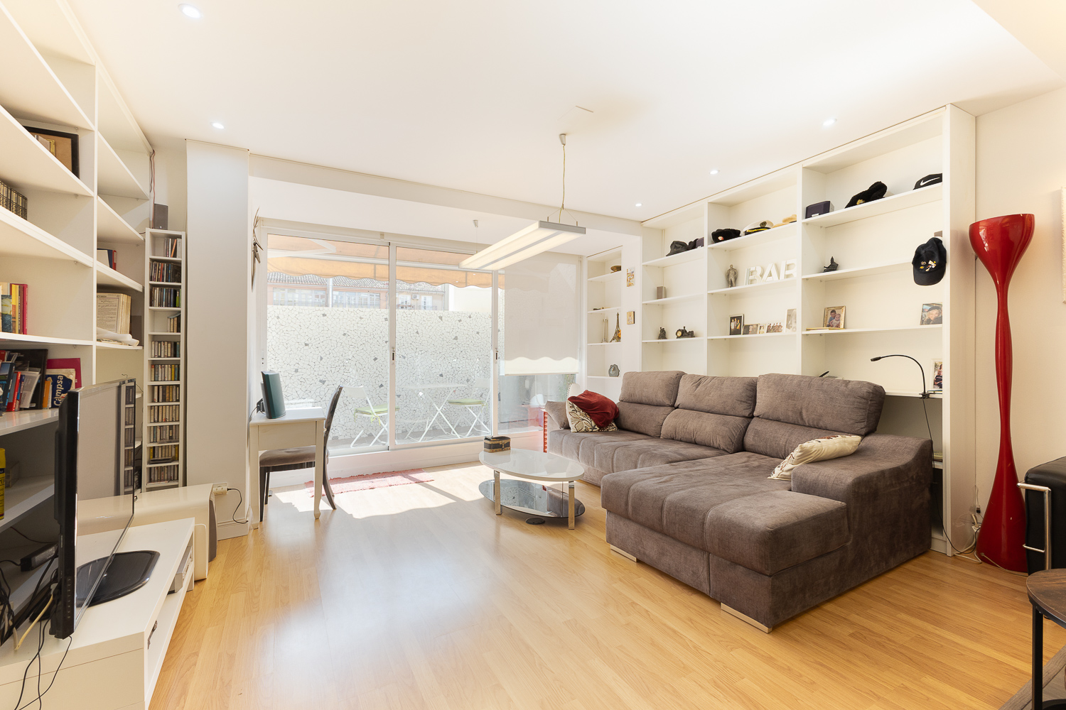 Elegante apartamento con terraza privada en el centro histórico de València, junto al Mercado Central y la Lonja de la Seda.