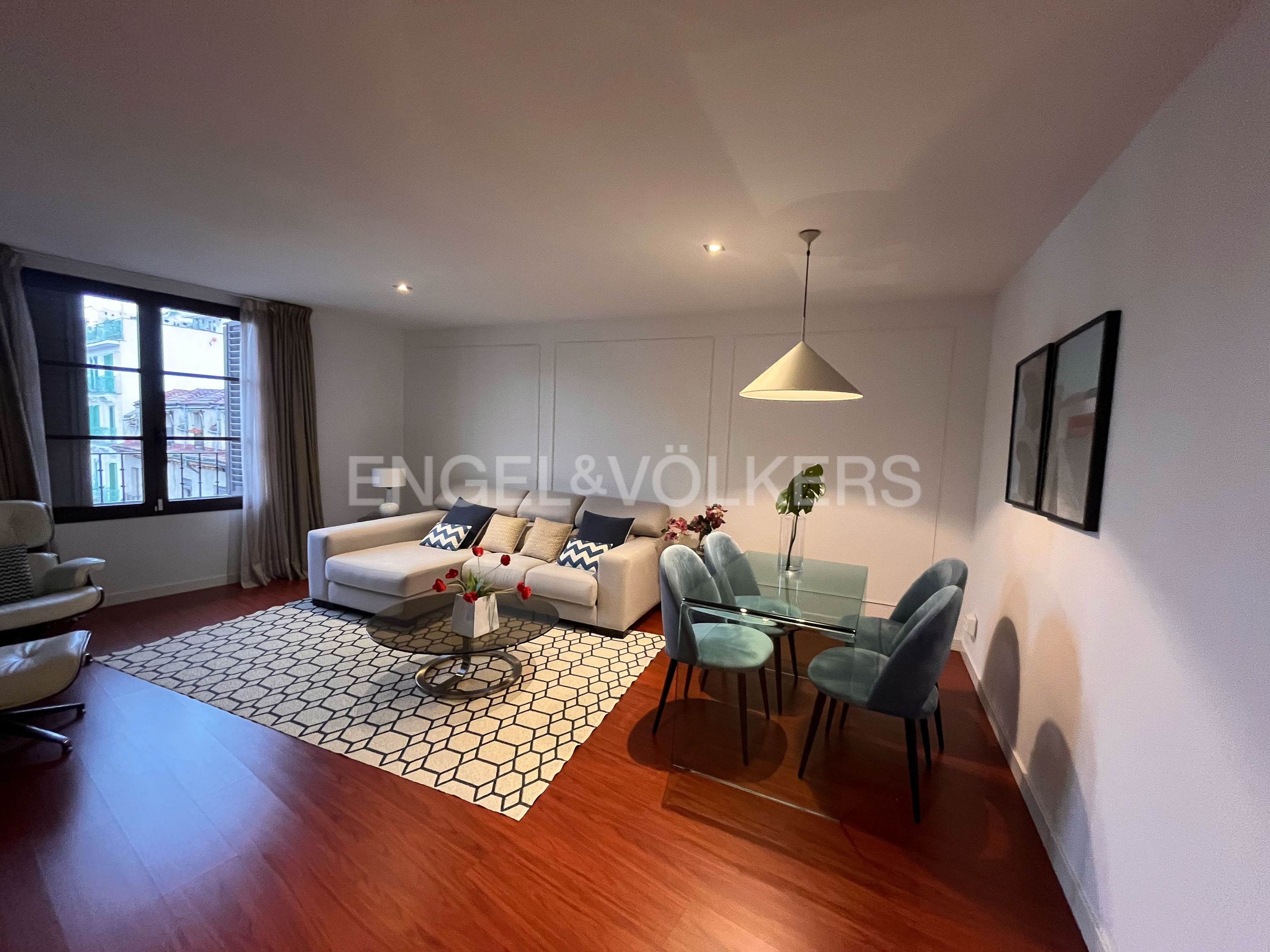 80m² apartment with parking for short stays in Malasaña.