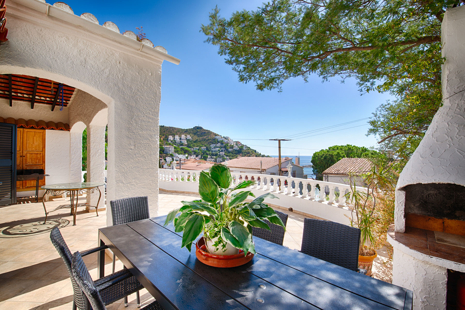 House with tourist license and large plot, 2 minutes’ walk from the beach in Roses (Canyelles)