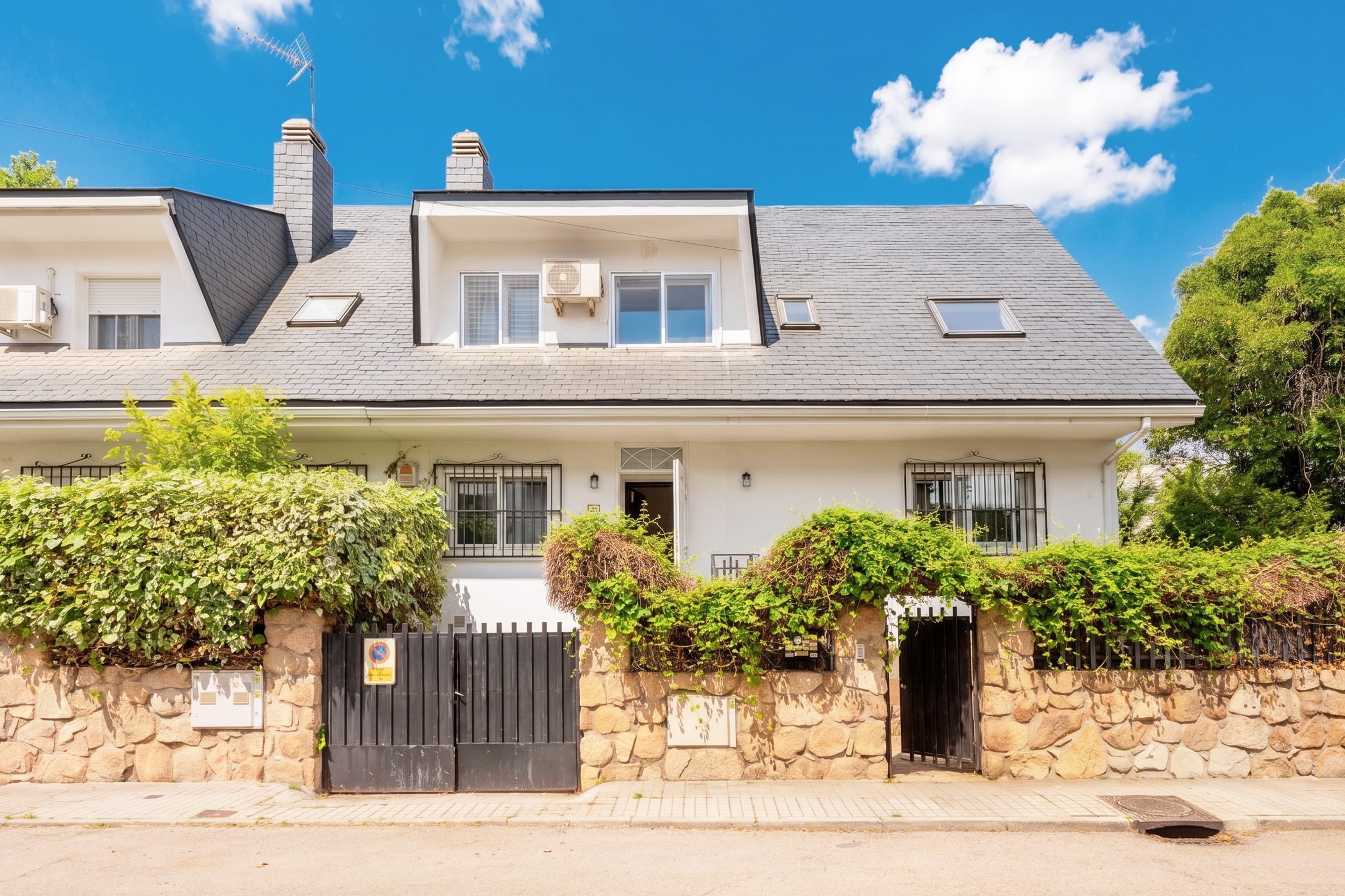 Renovated terraced townhouse with terrace and parking in Pozuelo de Alarcón