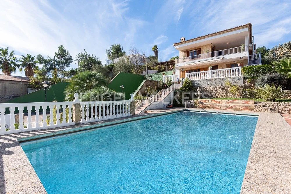 Cozy villa with views in Turis