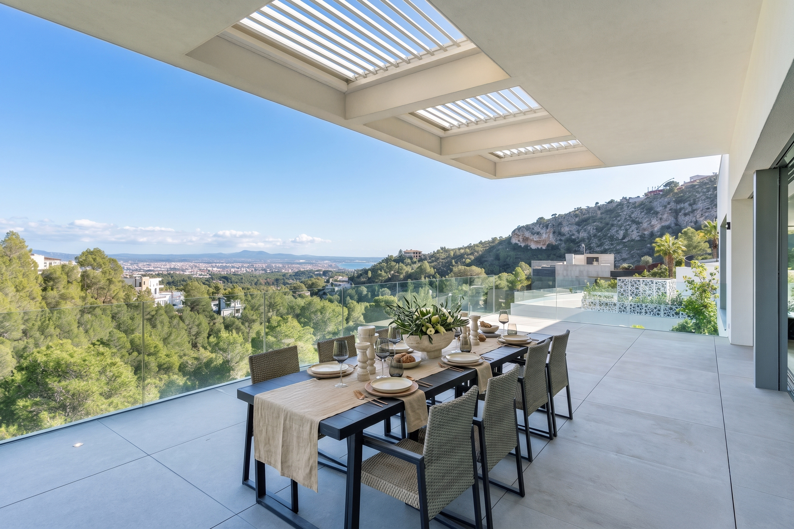 Exclusive newly built villa with panoramic views over Palma and the sea