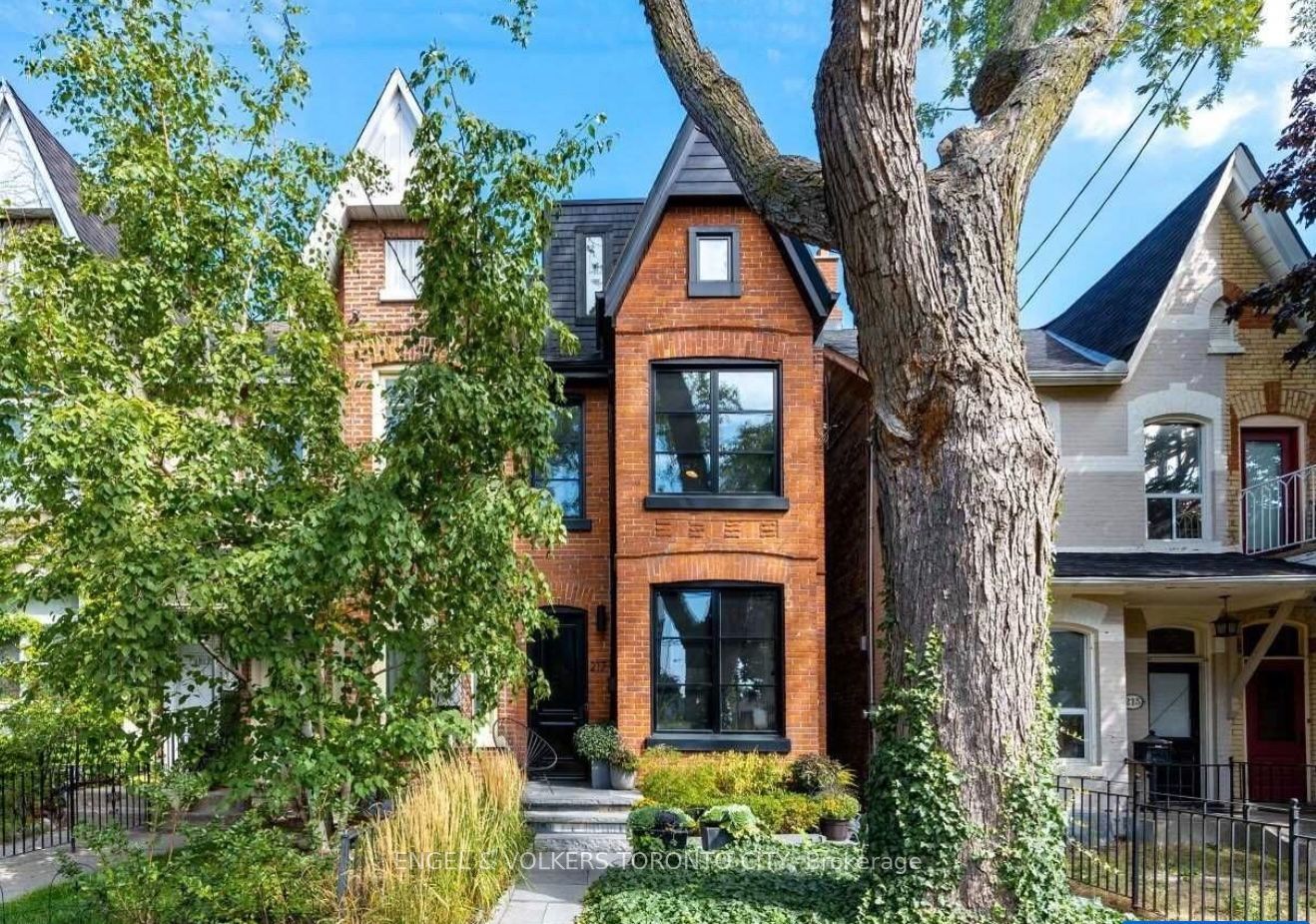 A Beautifully Victorian in the heart of Trinity Bellwoods