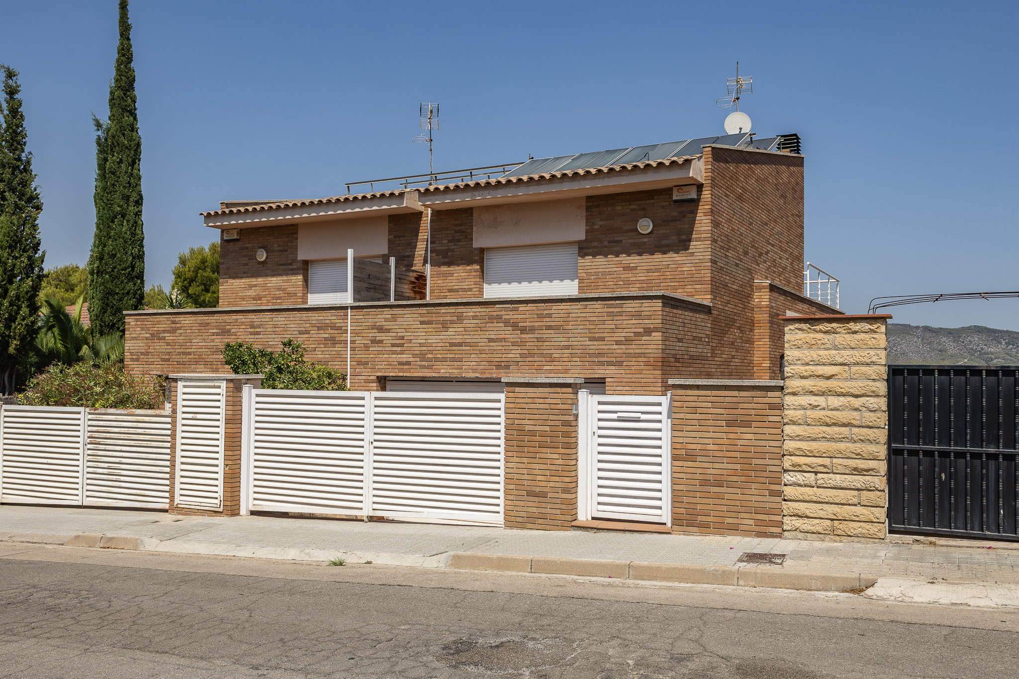 Spacious, bright semi-detached home on several levels, located in Mas d’en Serra