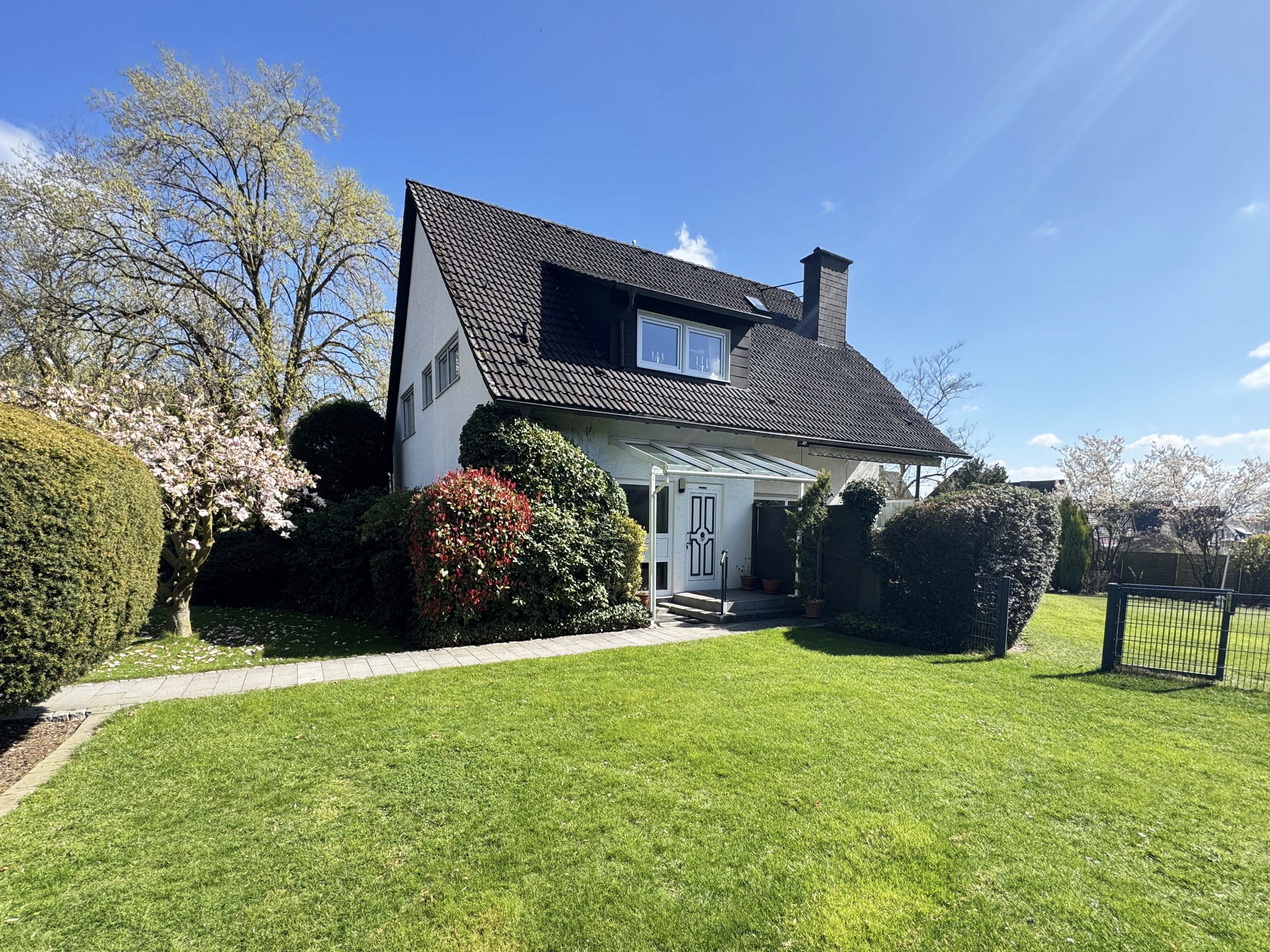 Einfamilienhaus mit Traumgrundstück!