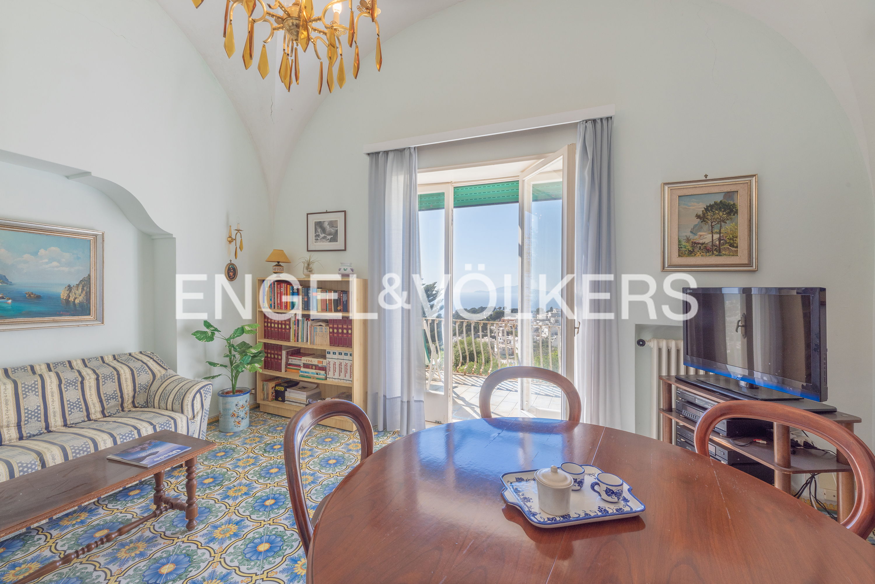 Vista mare in centro con giardino