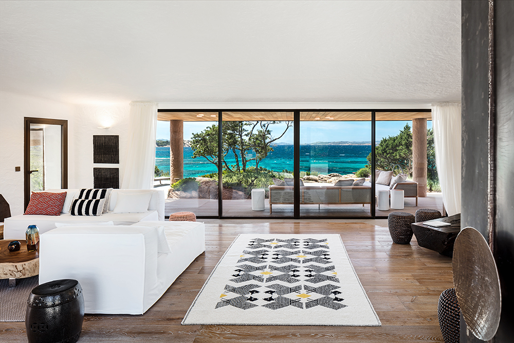 Rare and prestigious waterfront estate