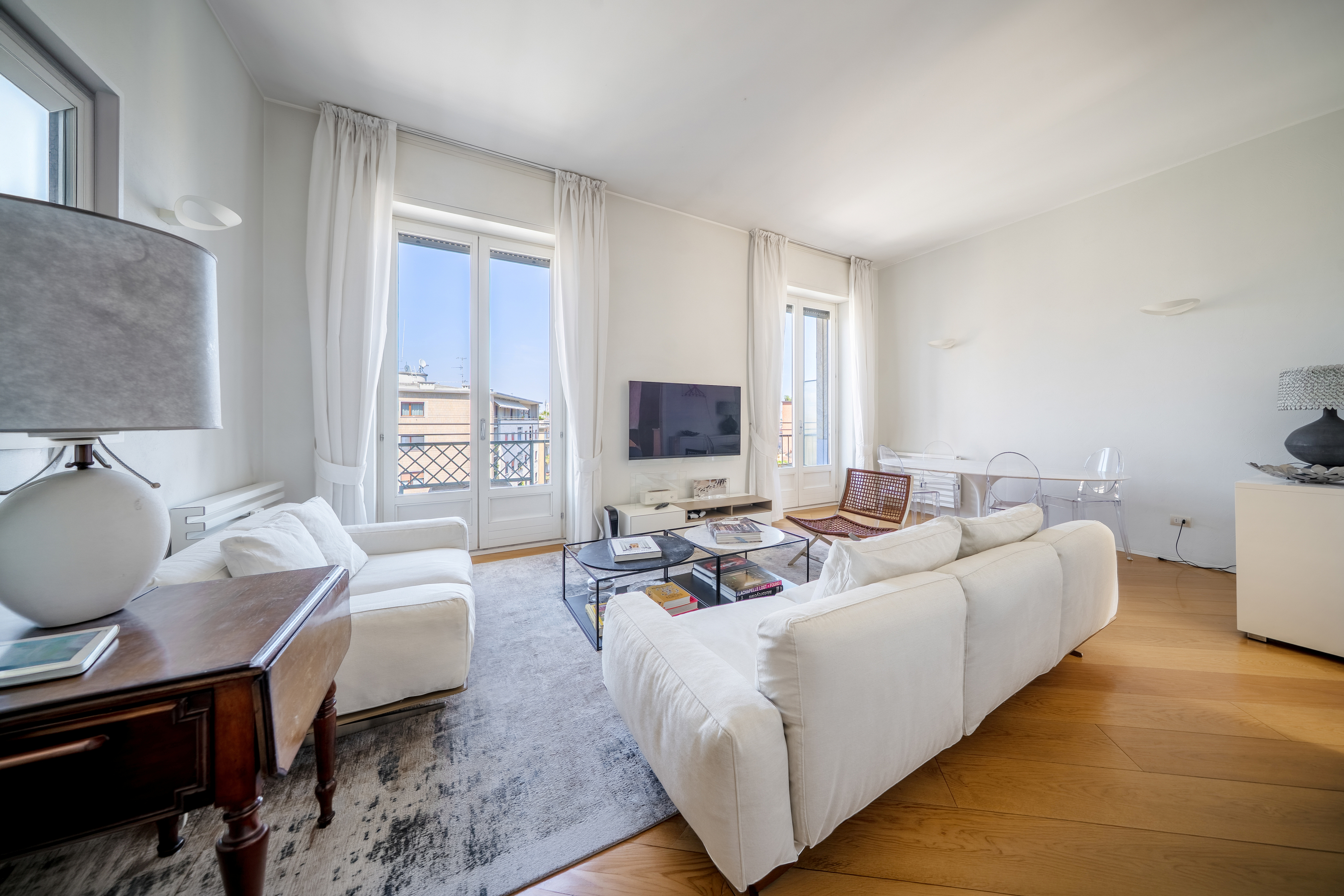 Bright three-room apartment with terrace and panoramic balcony