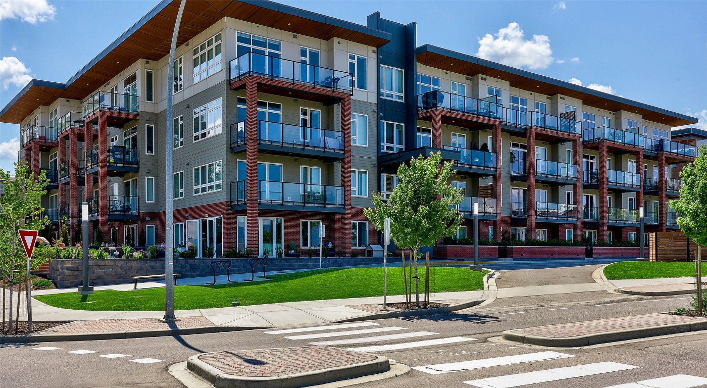 Upscale Third-Floor Unit In Ideal Location