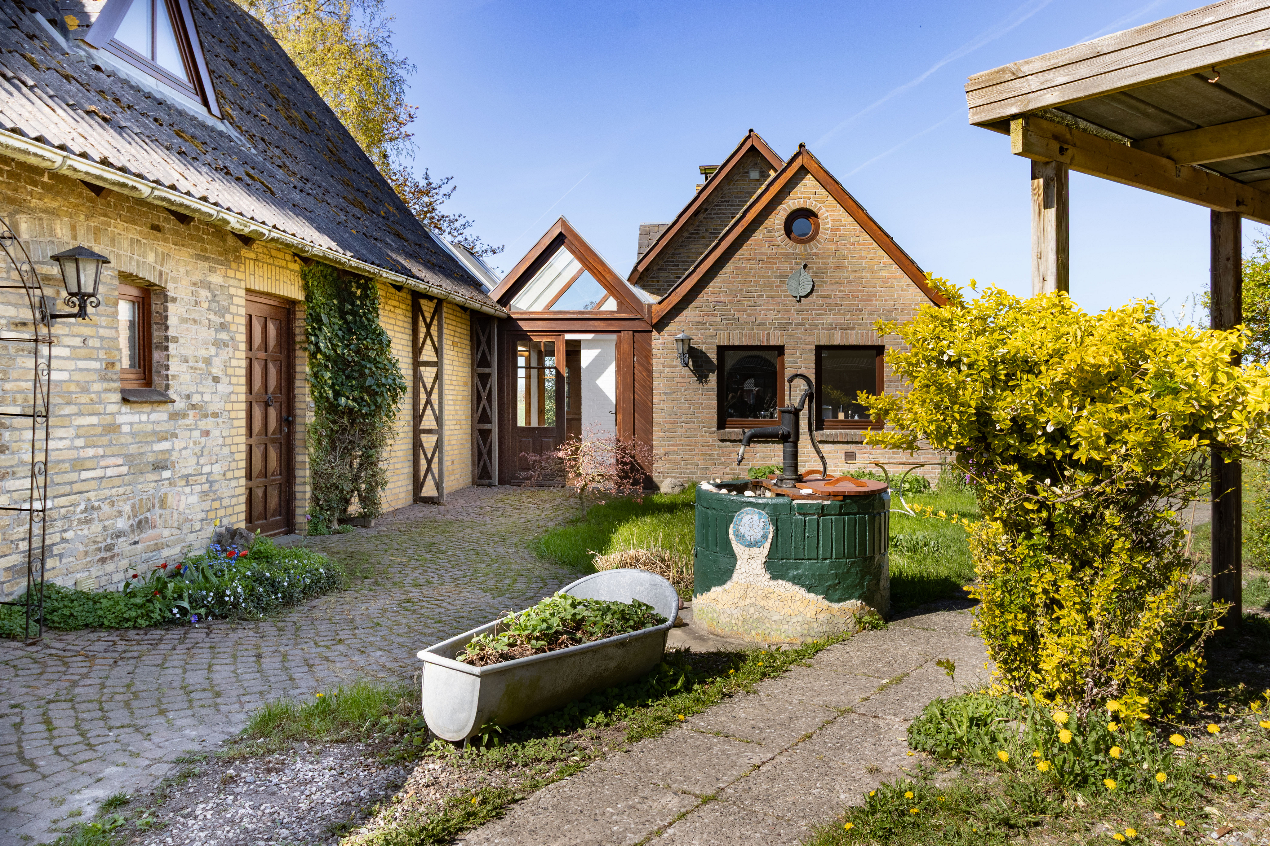 Ländliches Wohnhaus mit Gästehaus in Stadtnähe