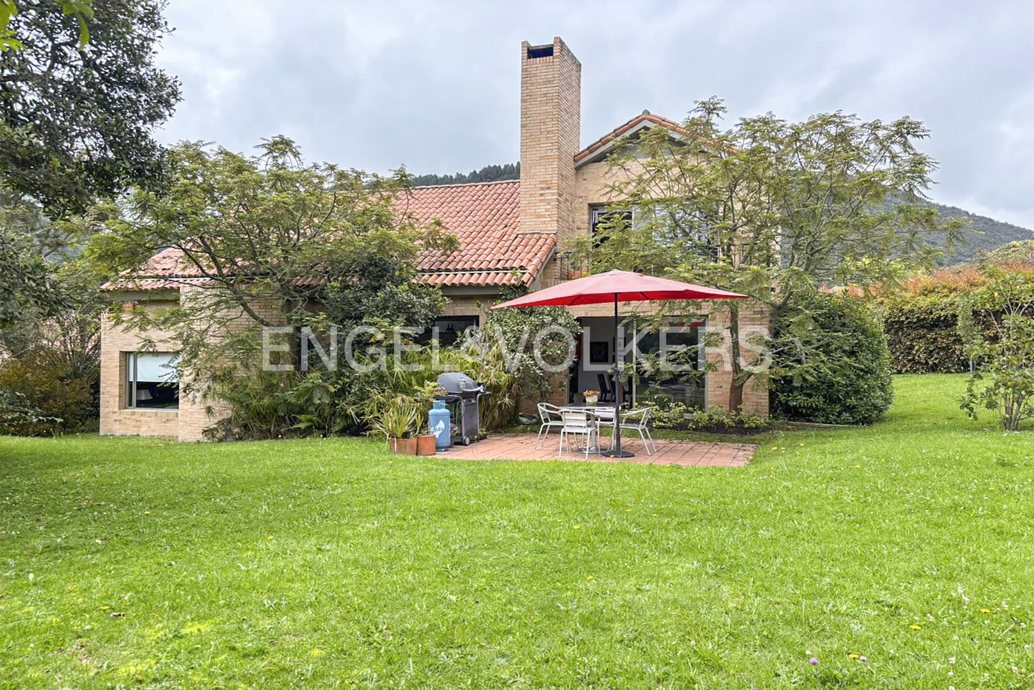 Casa con jardín y clubhouse para venta en Macadamia, La Calera