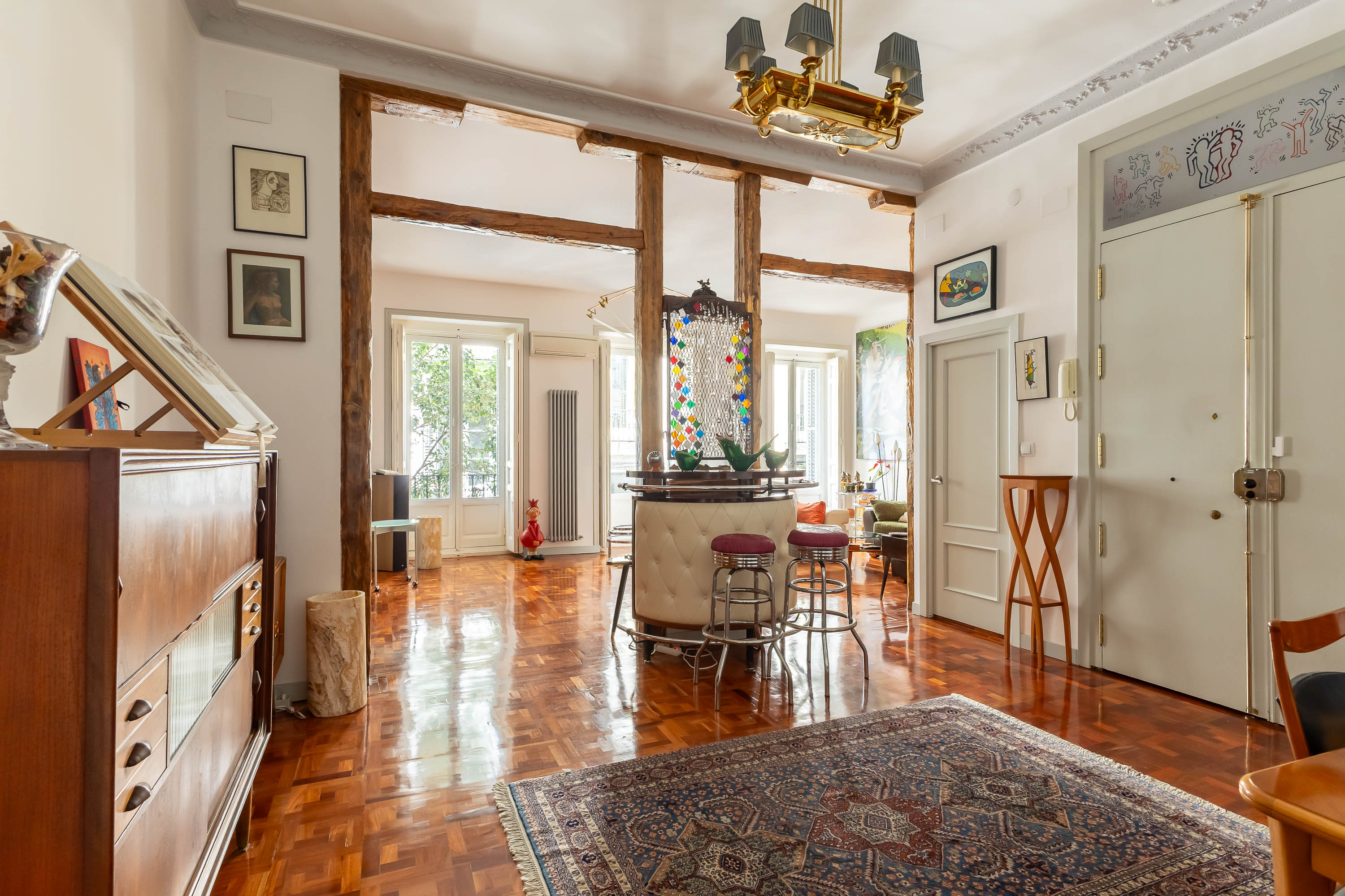 Elegant exterior home in a stately building in Embajadores