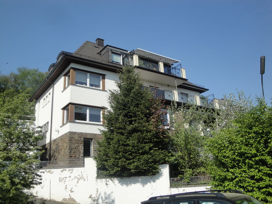 Exklusives Wohnen im Dachgeschoss einer stilvollen Stadtvilla mit Balkon