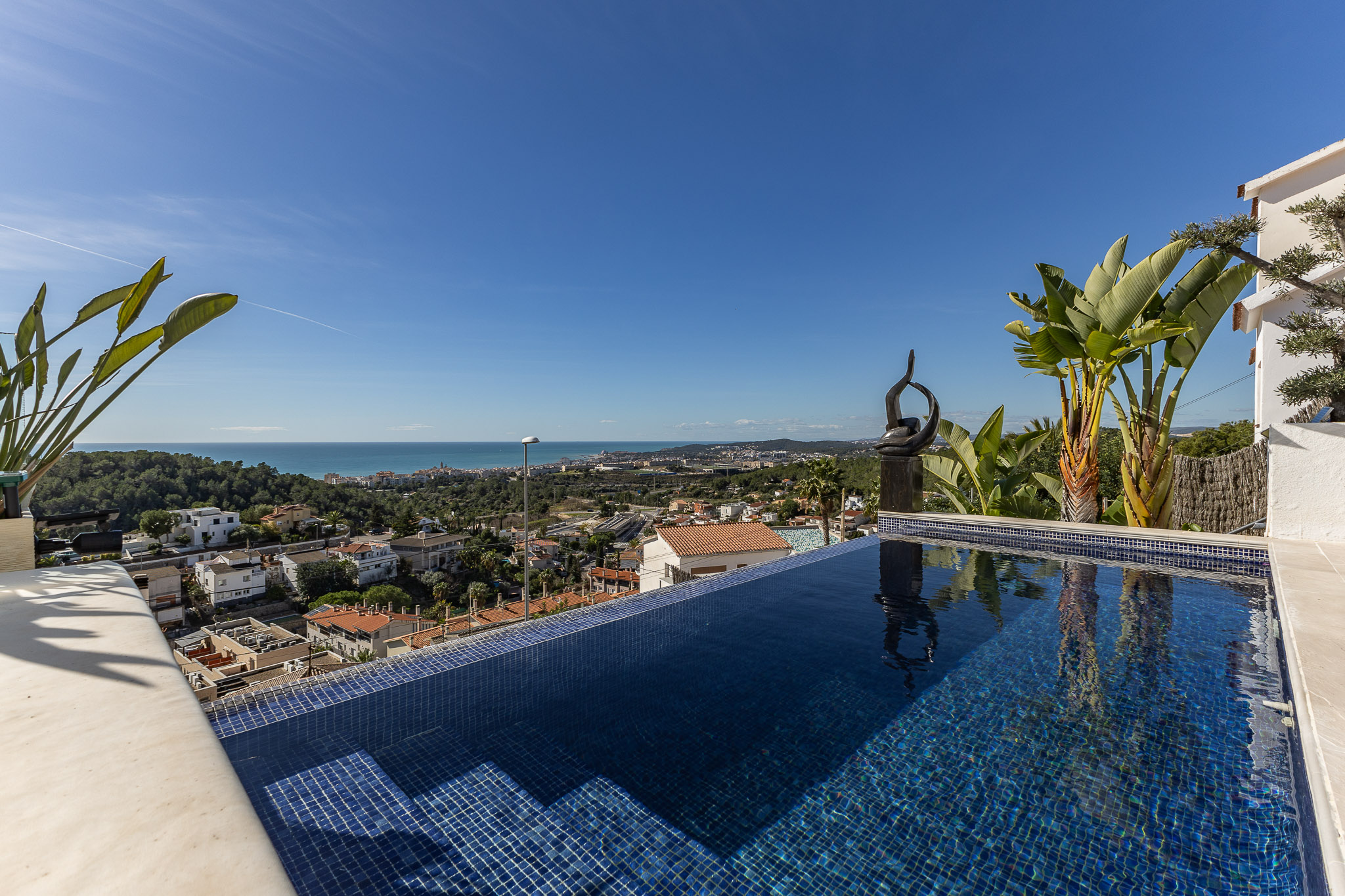Magnífica propiedad con piscina infinita al mar y ascensor.