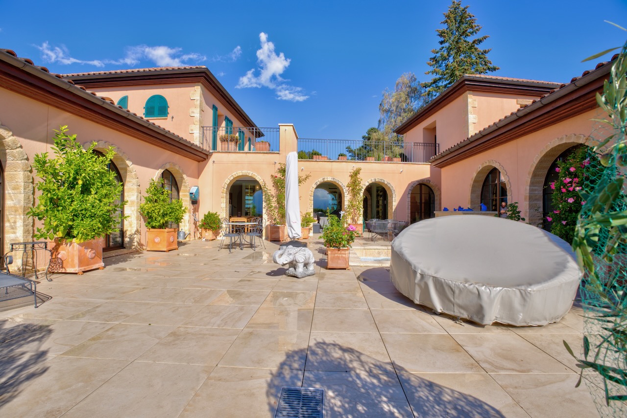 Exclusive Tuscan estate of the highest class – Magnificent courtyard residence with panoramic views, pool & luxury garage