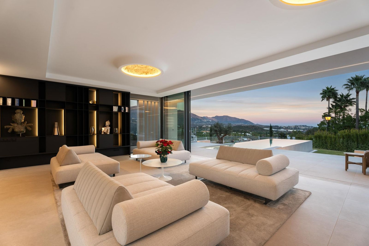 Spectacular and High-Quality Designer Villa – NEW and Move-in-Ready