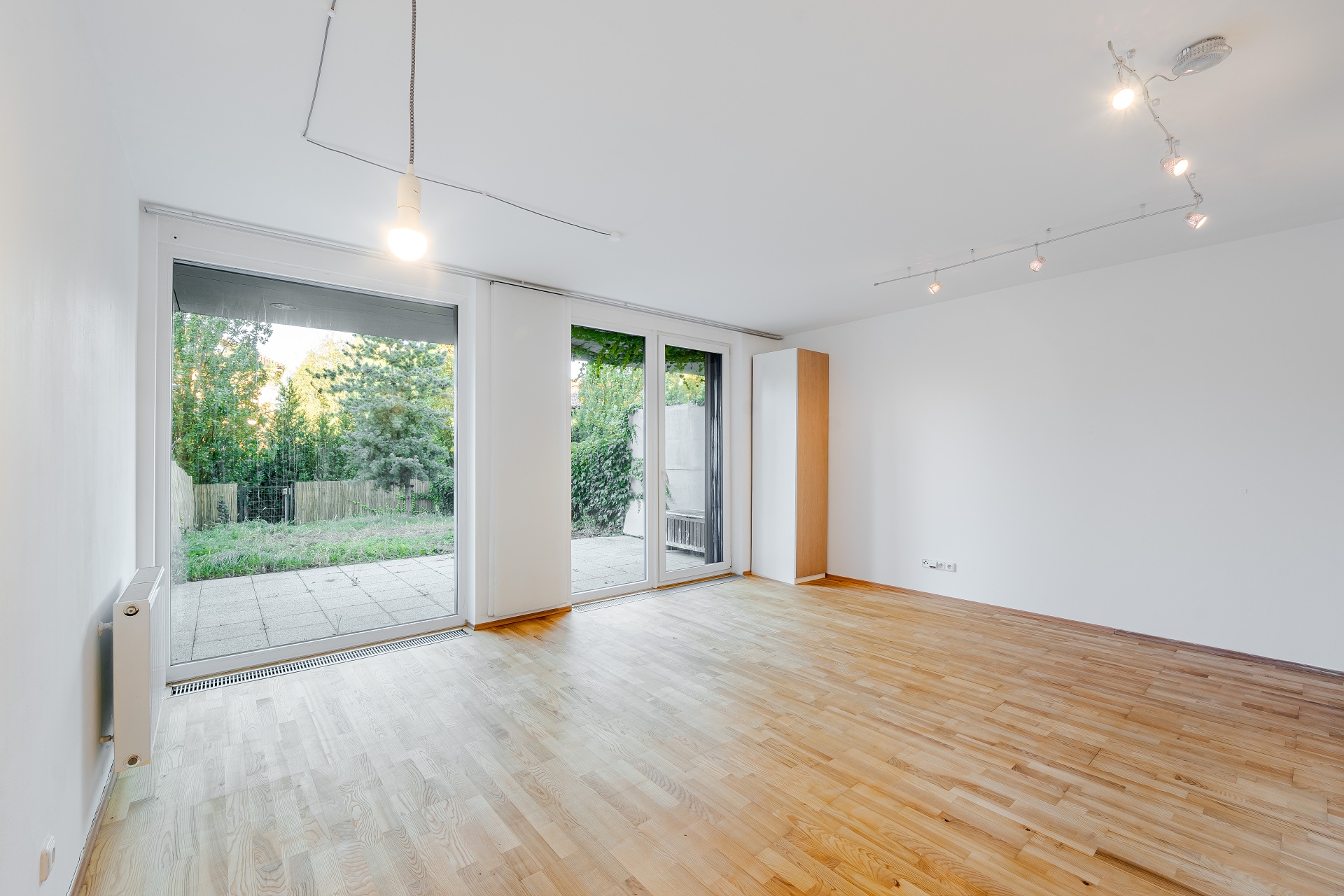 Rent a 2+kt apartment with a private front garden and garage parking space