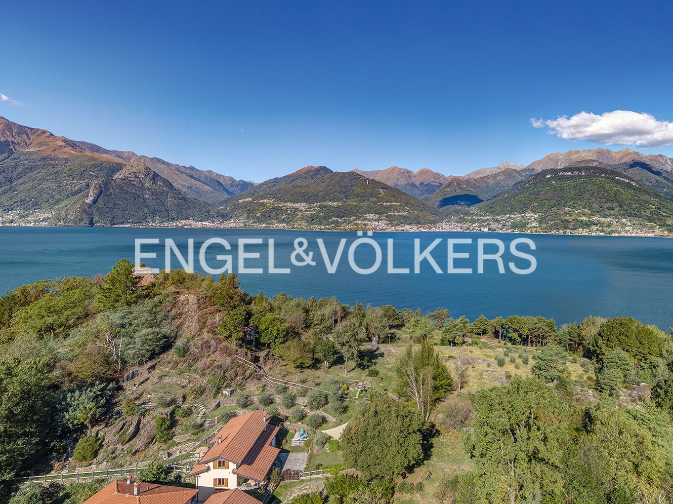 Independent house with olive grove by the lake