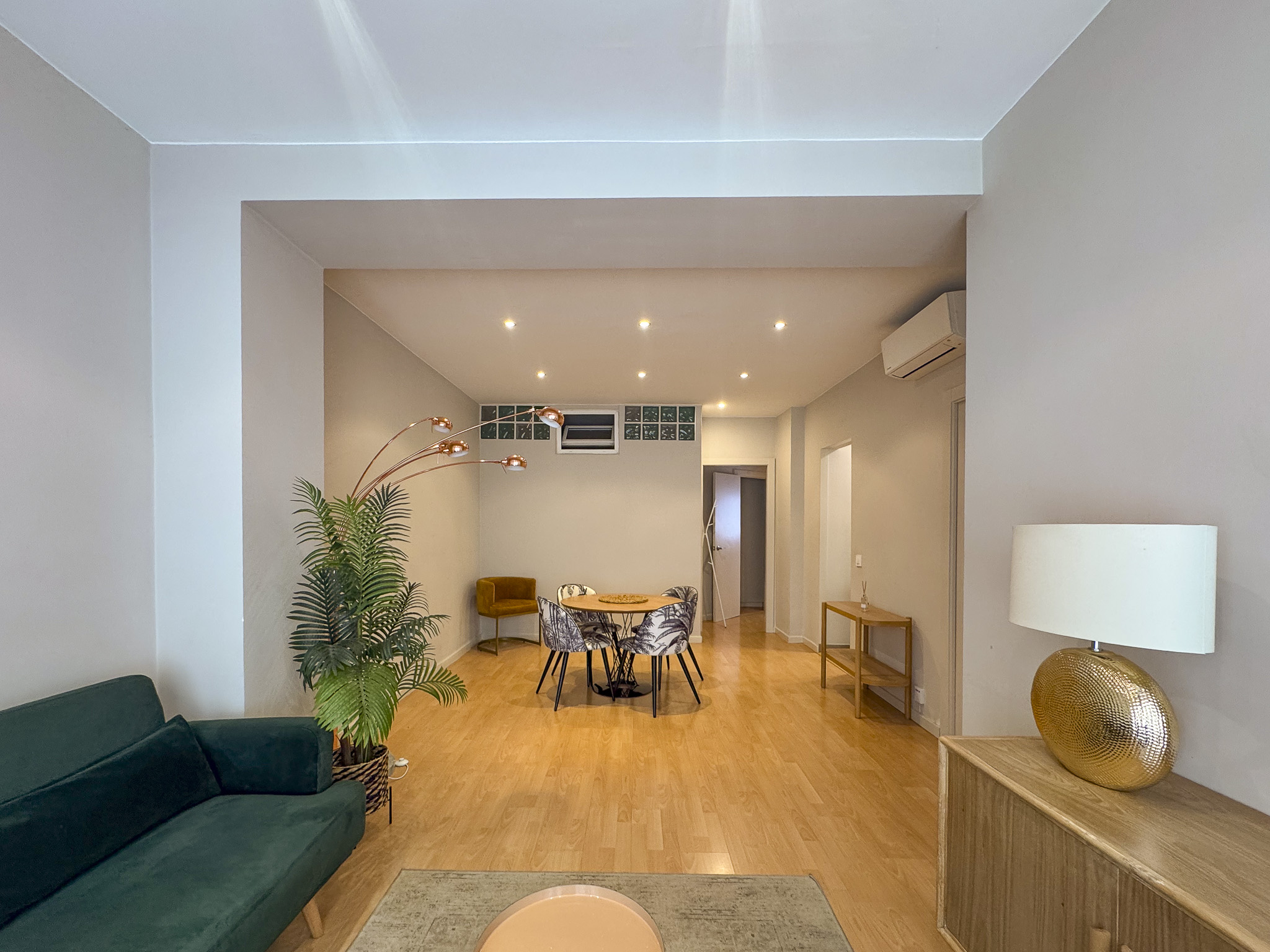 Bright renovated apartment on Diagonal Ave.