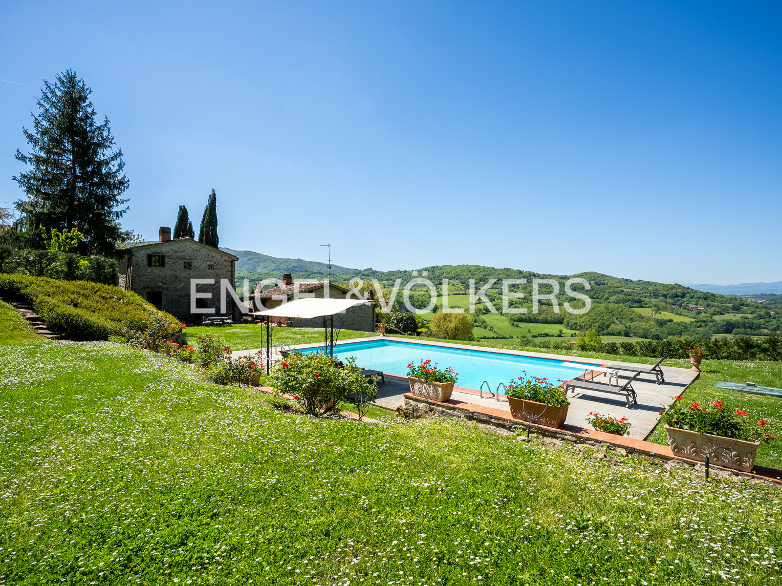 Prachtvolles Immobilienensemble mit drei Einheiten und zwei Pools