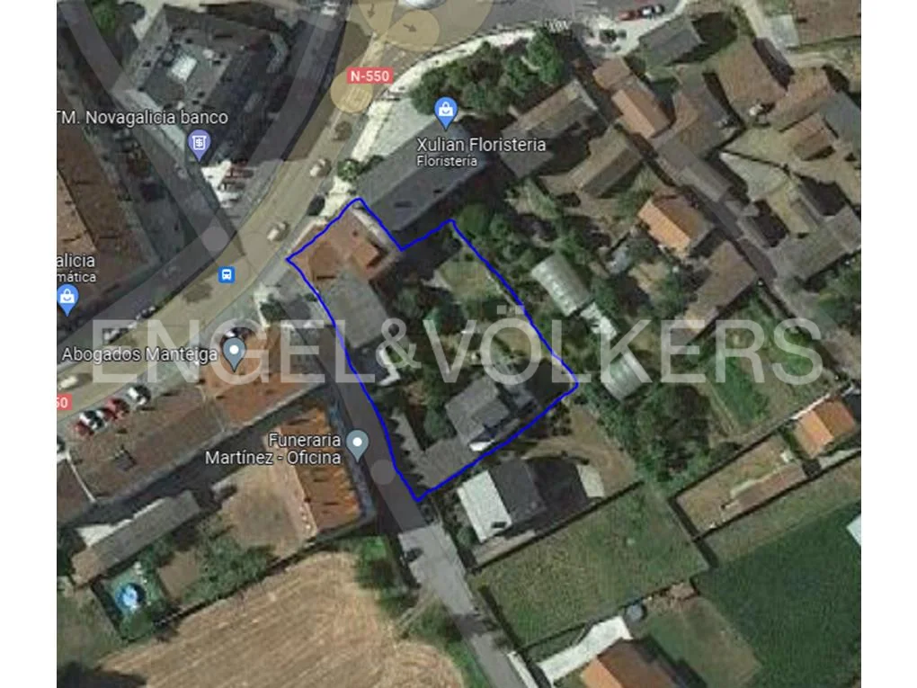 For sale building plot of 1800 m2 in the centre of Sigüeiro