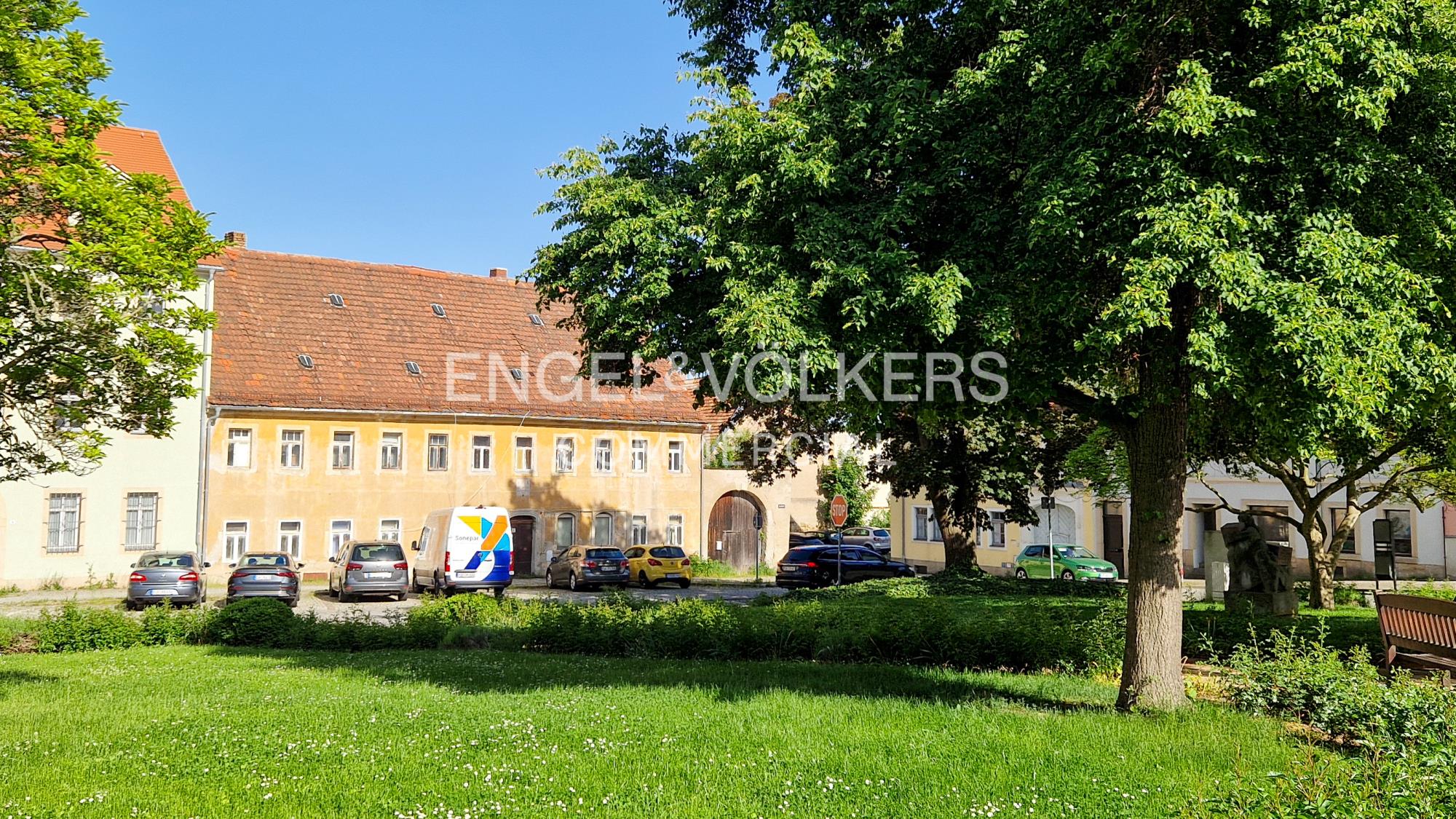 Sanierungsbedürftiges Wohnensemble mit Denkmalschutz am Markt
