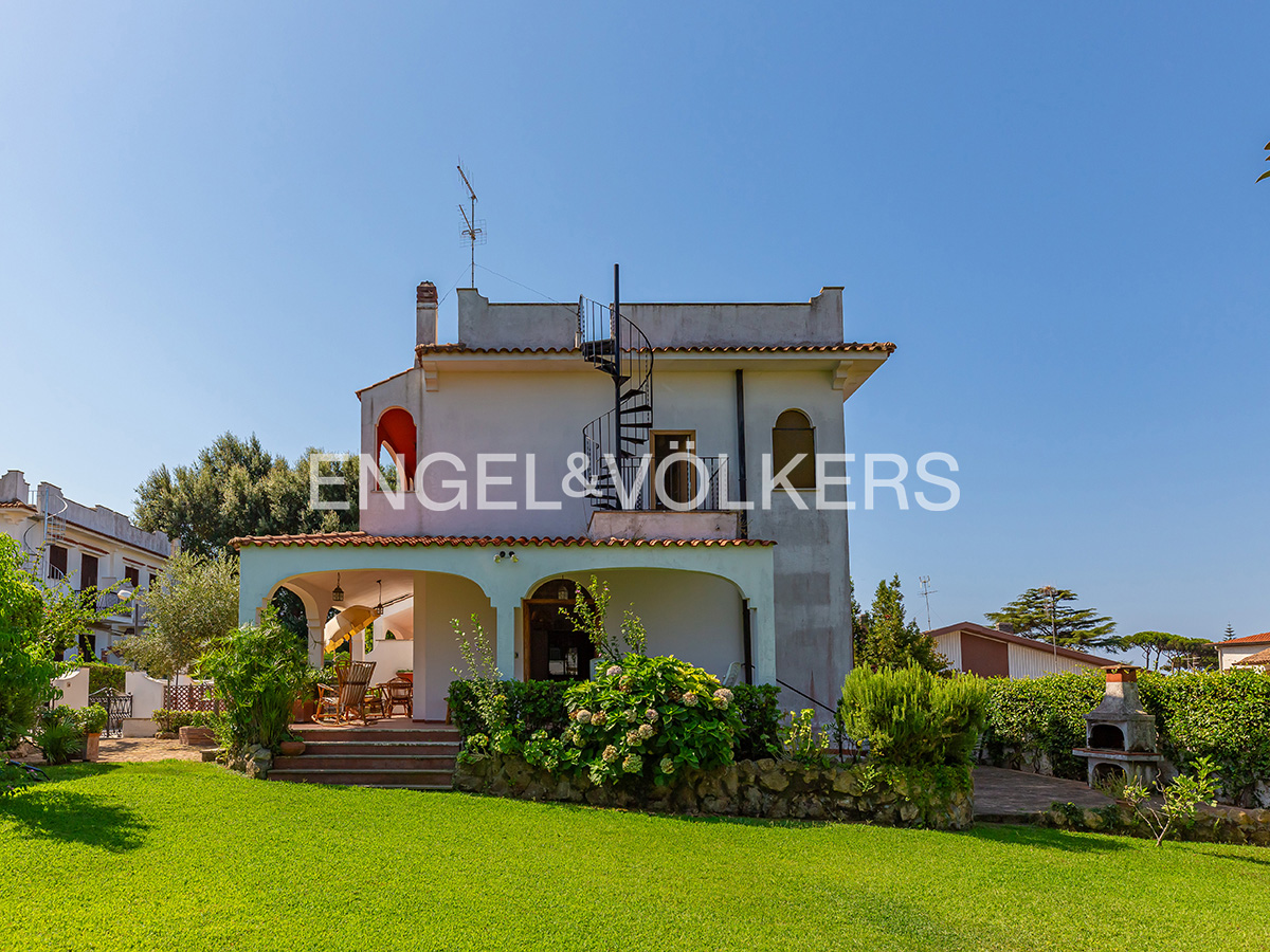 Beautiful villa with garden in Lavinio