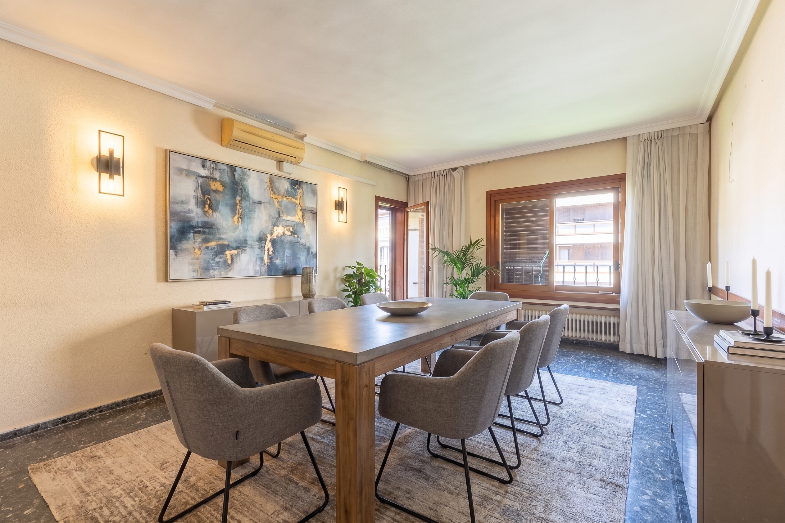 Spacious apartment with balcony and garage in the same building [Editat amb IA]