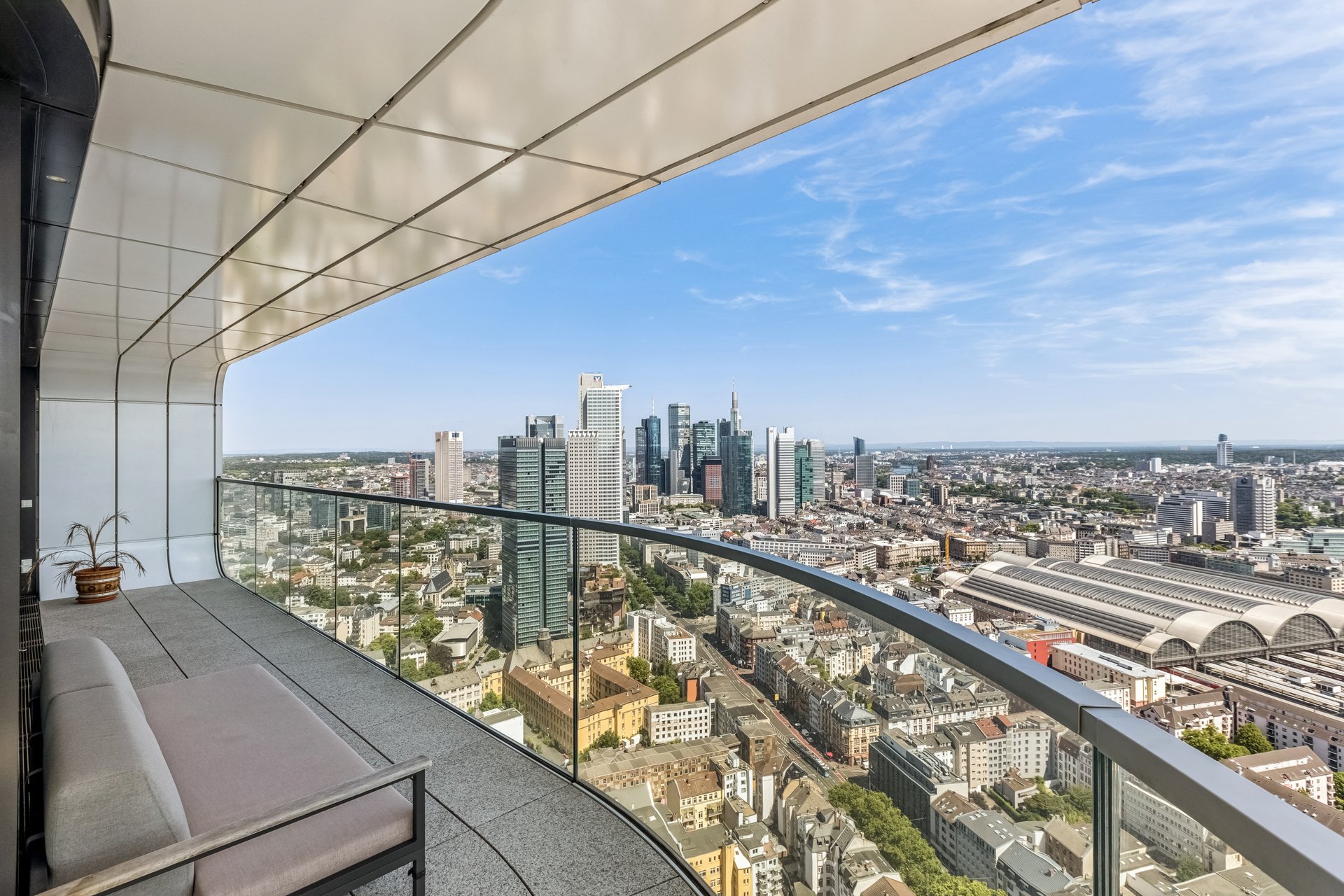 Skyline-Residenz der Extraklasse im Grand Tower – luxuriös möbliertes Apartment in der 41. Etage mit Panorama-Balkon