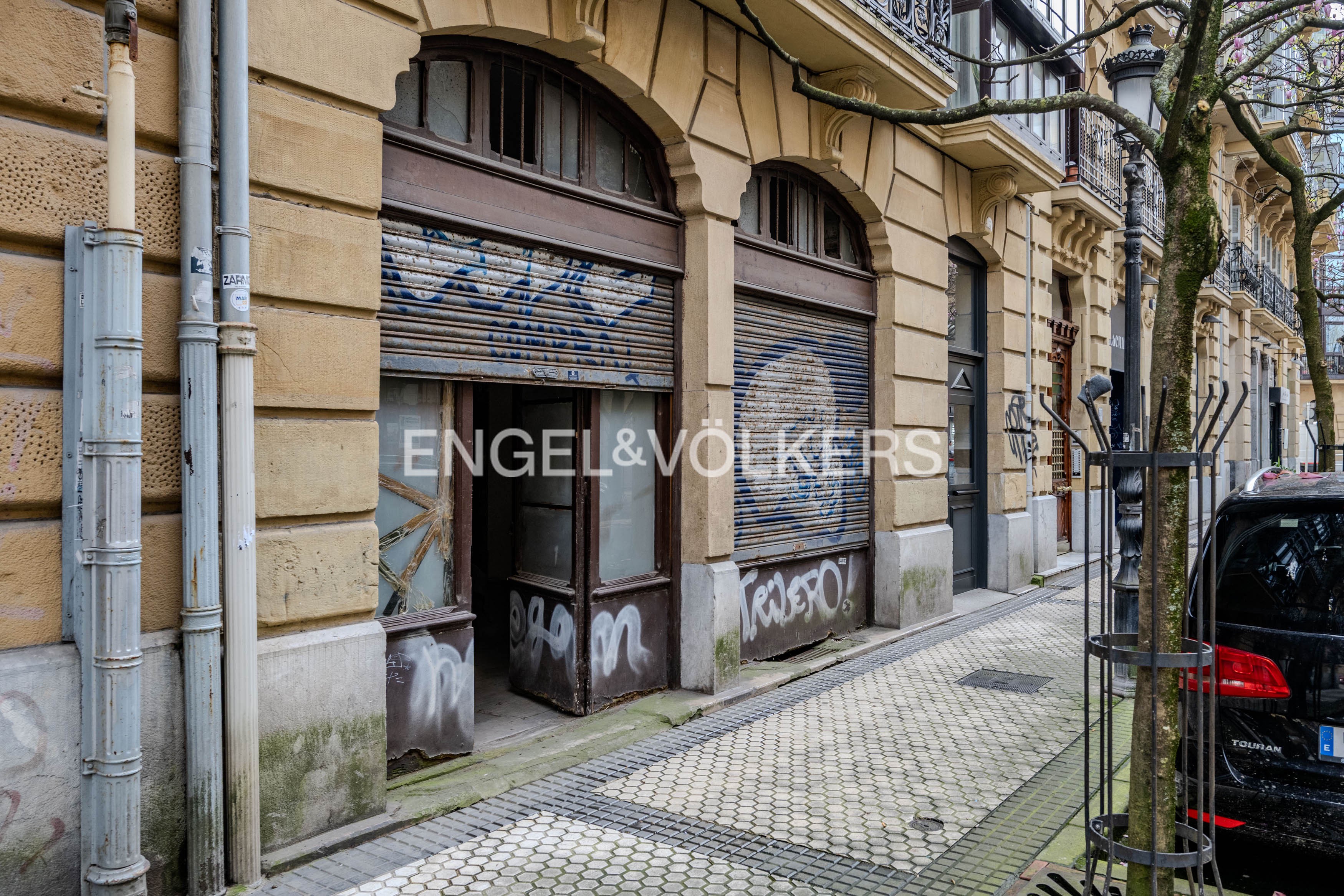 Large two-story ground-floor premises in downtown San Sebastián.