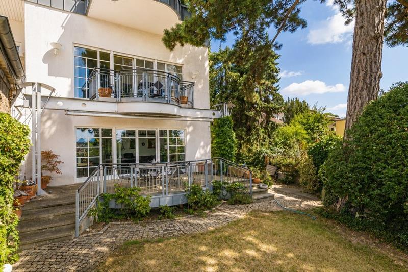 Hausähnliches Wohnen in alter Wetterschule: Stadtnahe ETW mit eigenem Eingang, Garten und Weitblick!