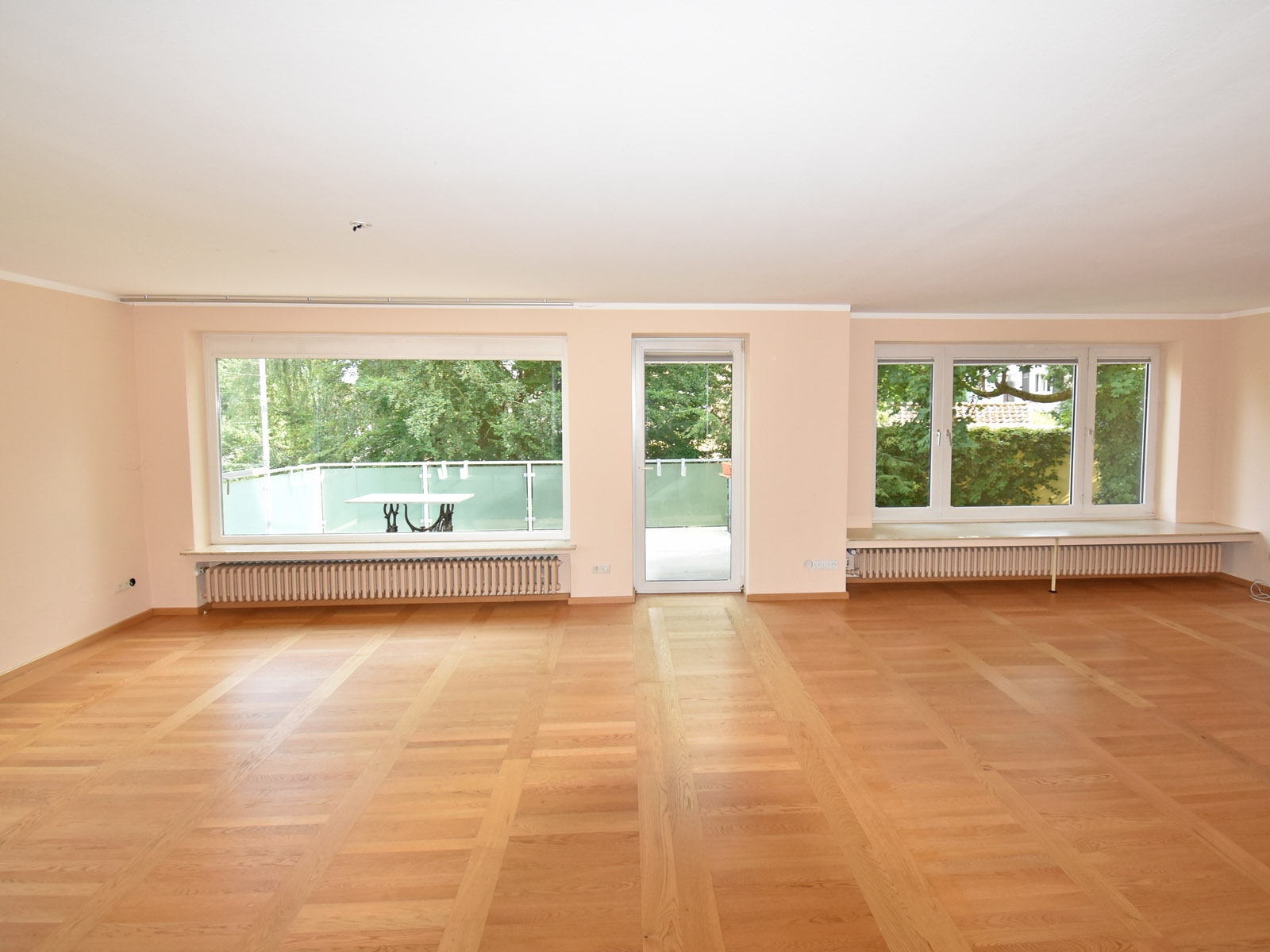 Moritzberg: Maisonette mit Kamin, großem Balkon und Garage in naturnaher Lage
