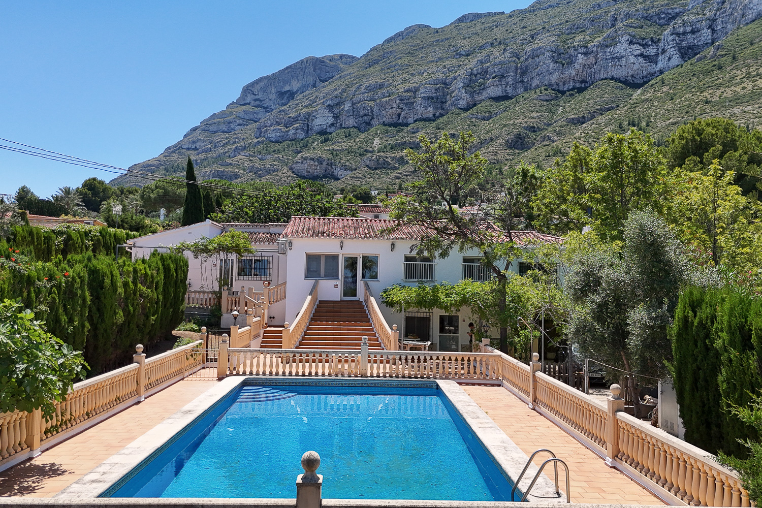 Spacious Montgó Chalet with Great Potential