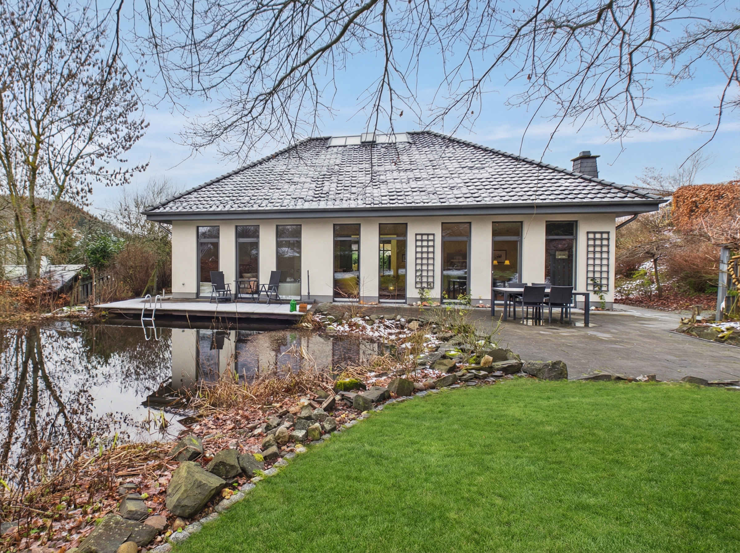 Luxus & Natur vereint – Großzügiges Haus mit Wasseridylle