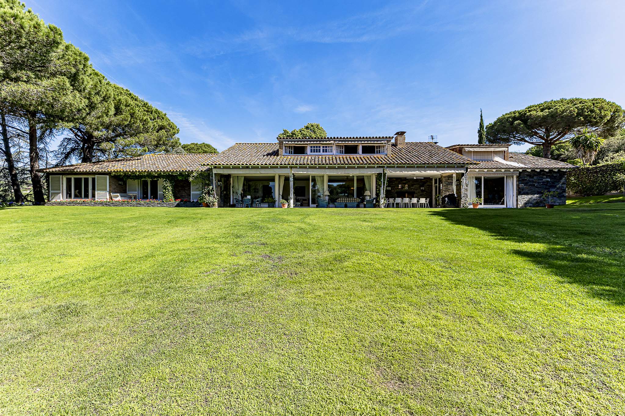 Exclusive single-story villa with large plot and sea views