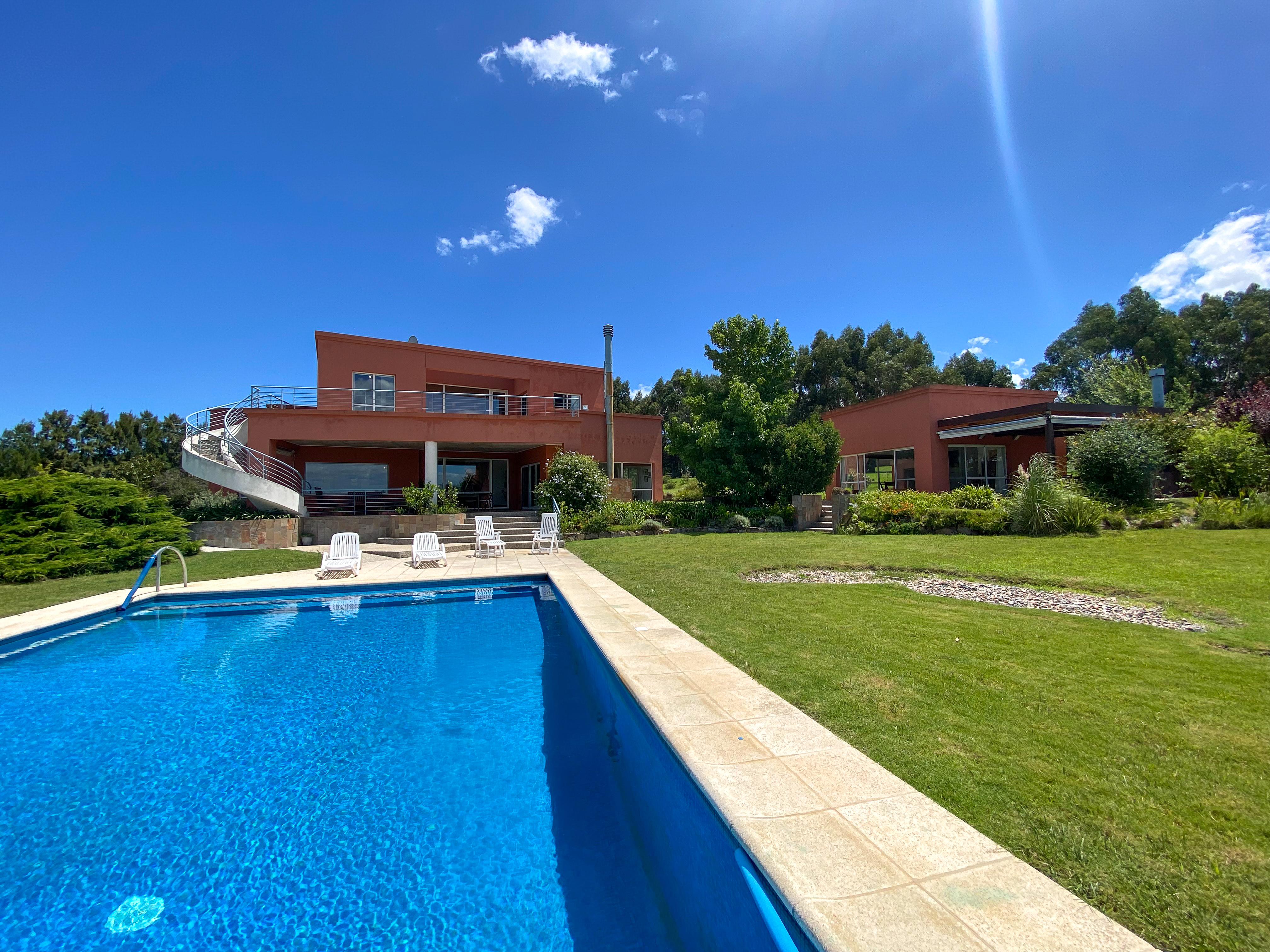 Chacra de 12,6 hectáreas con residencia de alta calidad en Lomas del Sauce [Modificado por IA]