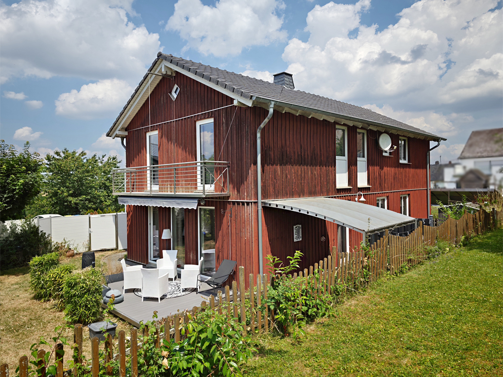 Modernes Architekten-/Holzhaus mit Terrasse und Garten in ruhiger Lage