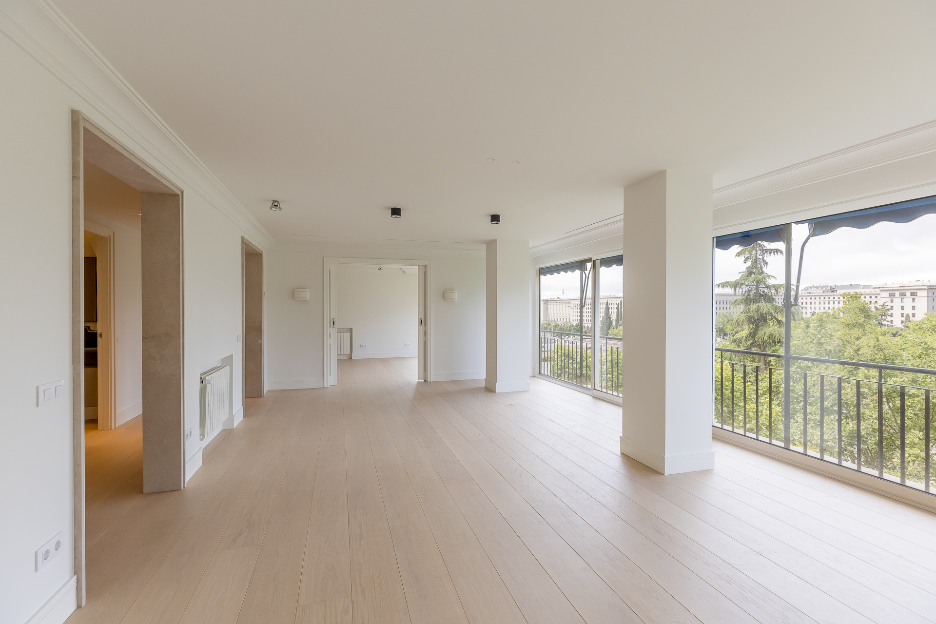 Elegance and light, brand new, with a large terrace and views of Paseo de la Castellana in El Viso
