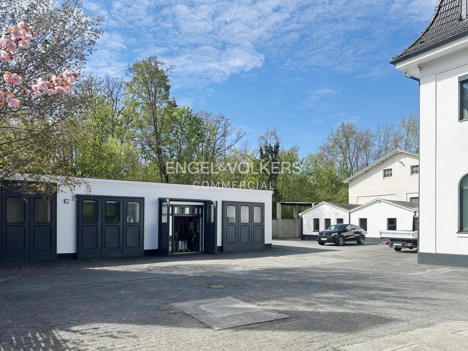 Kleines, eigenständiges Bürogebäude mit Halle im Süden Berlins