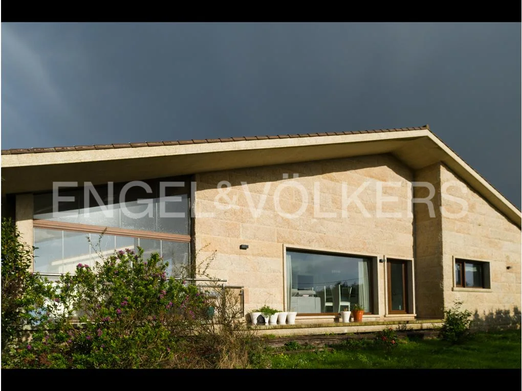 Engel&Völkers sells this impressive house of 600m2 on one floor, finca and heated swimming pool.