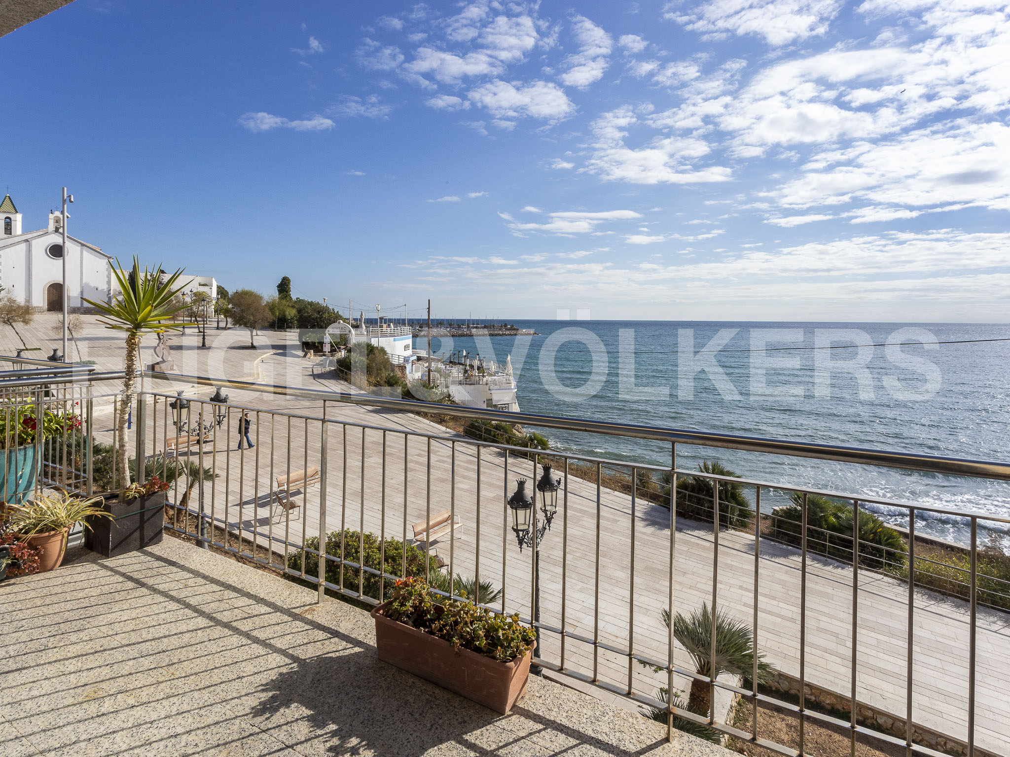 Magnificent apartment on the first line with 3 double bedrooms.